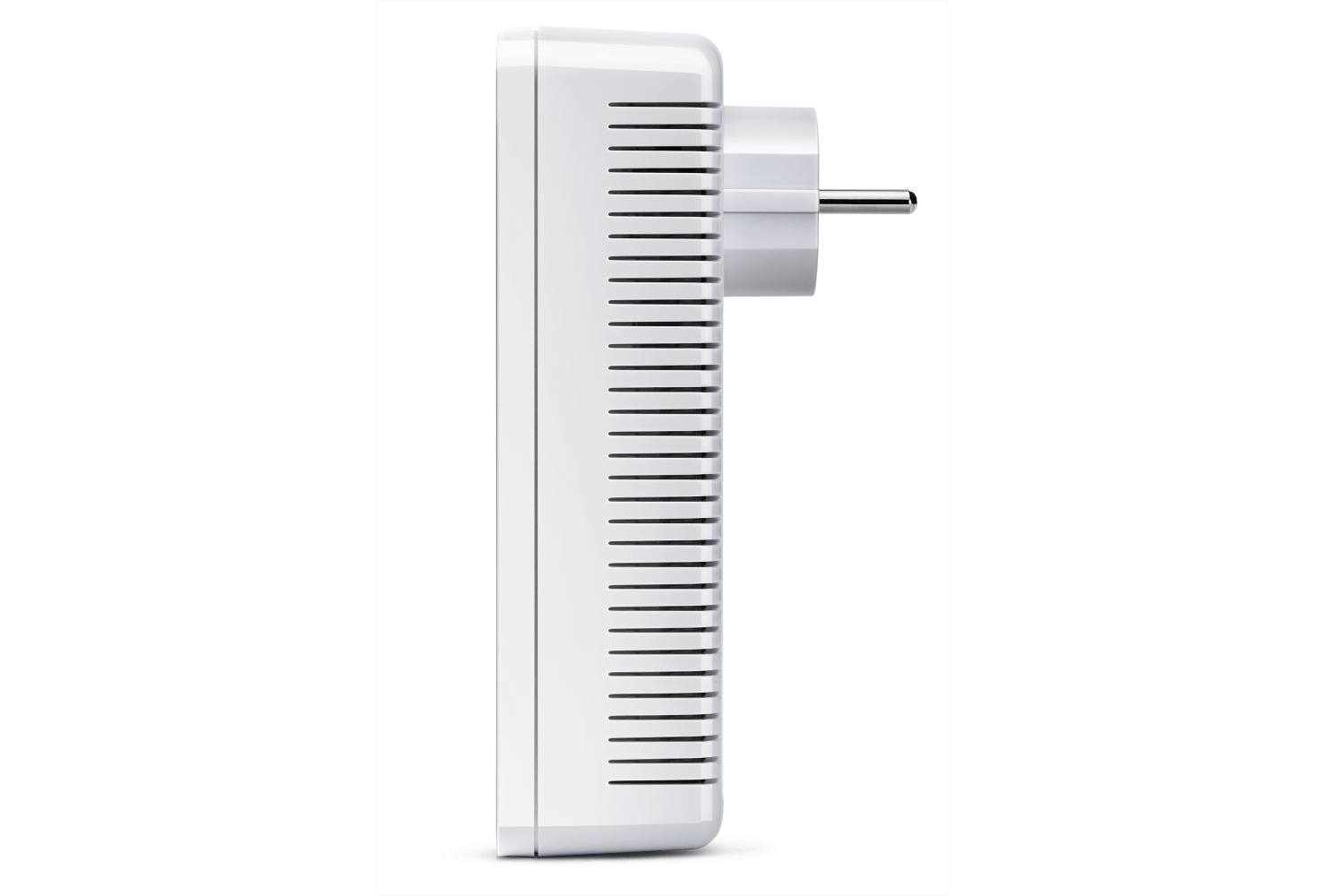 Ein weißer Powerline-Adapter mit Stecker auf schwarzem Hintergrund. Der Adapter hat horizontale Lüftungsschlitze.