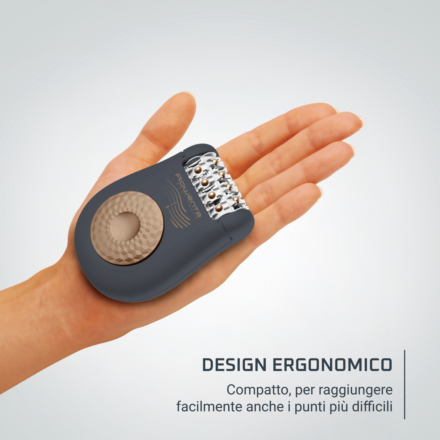 Una mano tiene un epilatore grigio scuro con dettagli dorati. L'epilatore ha un logo Rowenta. Lo sfondo è grigio chiaro.