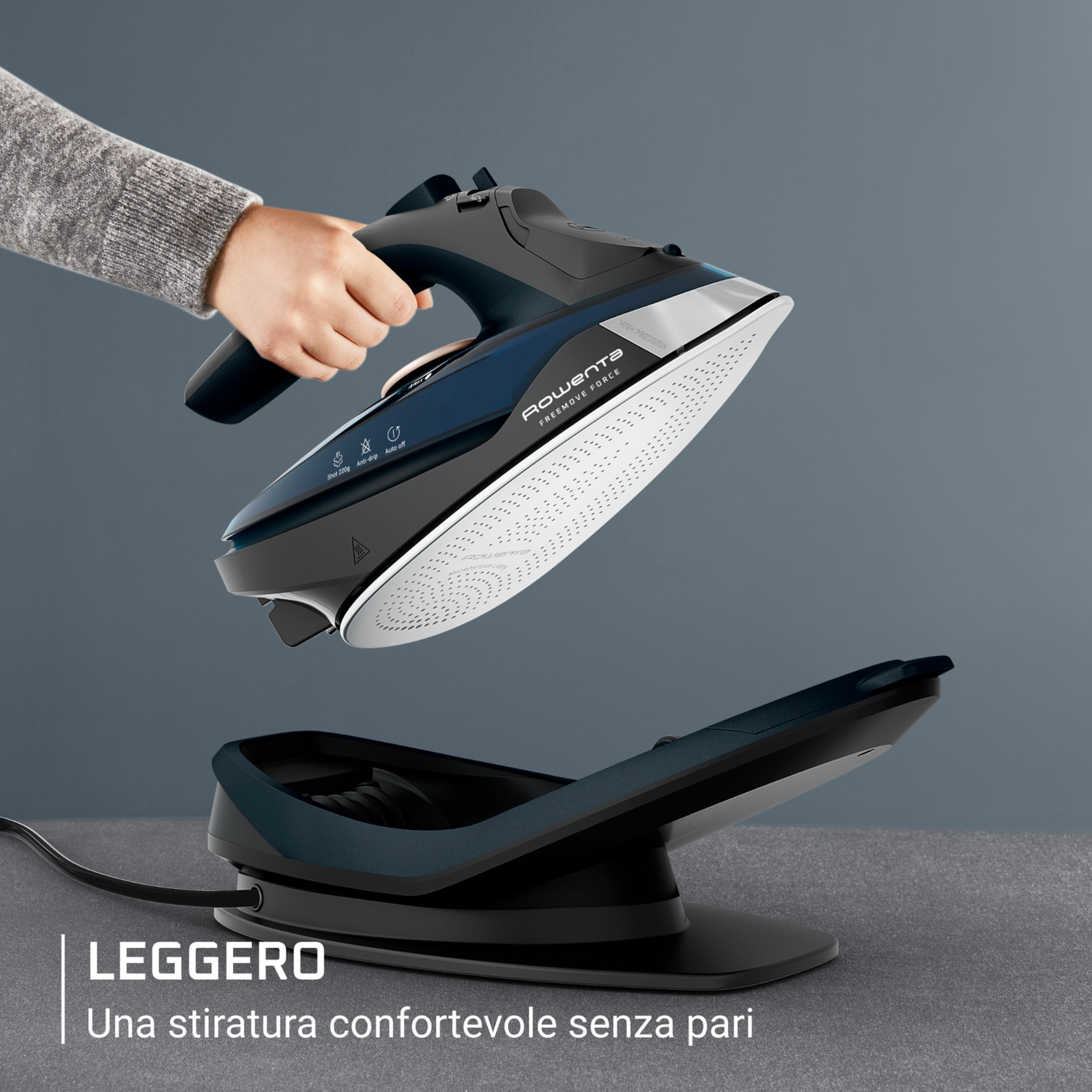 Una persona tiene un ferro da stiro blu e nero sopra la sua base. Il ferro è etichettato Rowenta. Il testo in basso recita LEGGERO.
