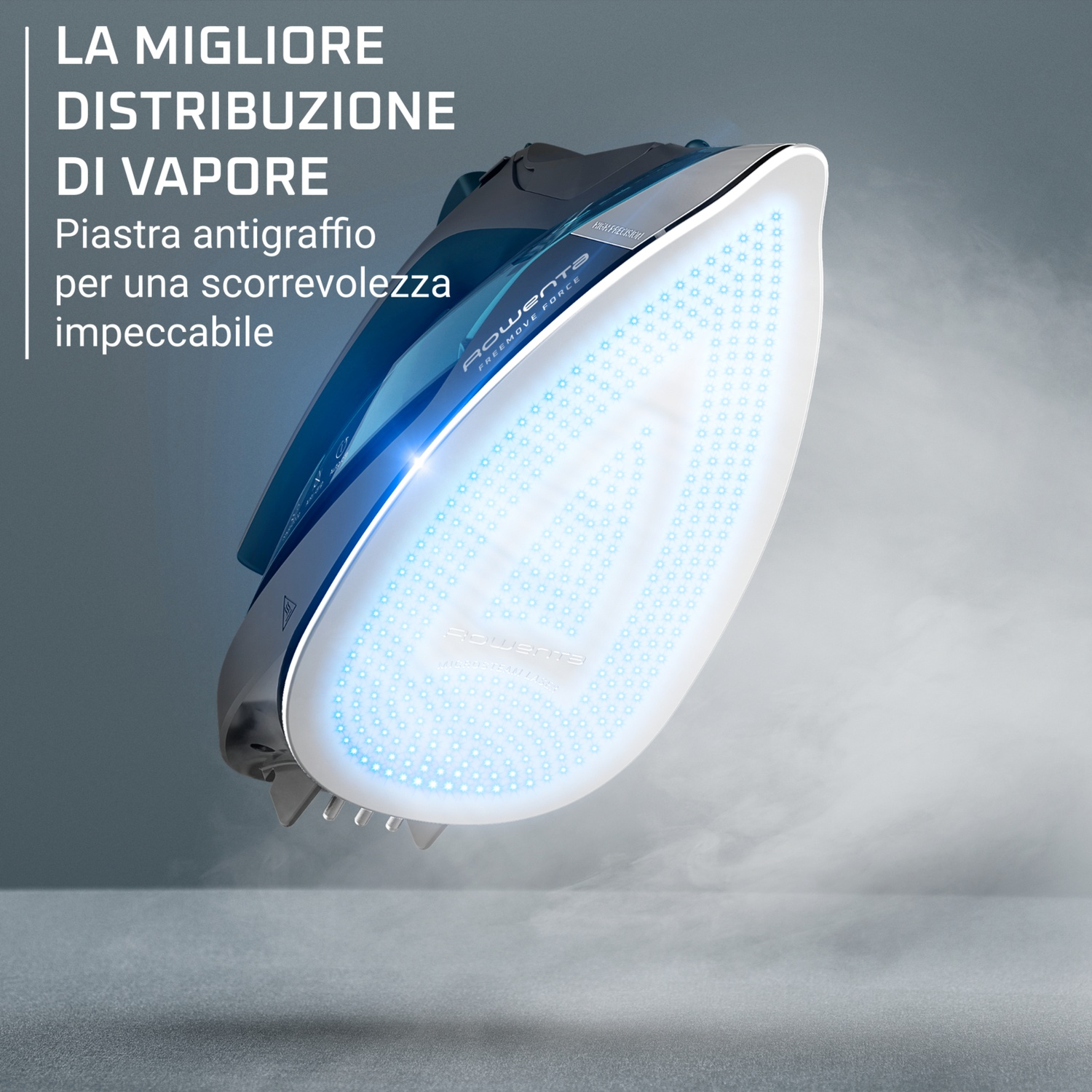Primo piano di un ferro da stiro blu e bianco. Ha una base bianca con luci blu e il nome del marchio. Sullo sfondo, c'è nebbia.