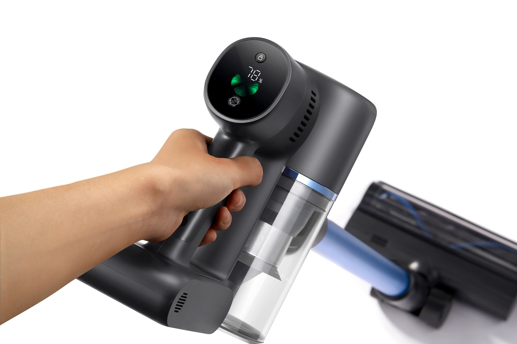 Dłoń trzyma czarno-szary odkurzacz bezprzewodowy. Wyświetlacz pokazuje 78%. Odkurzacz znajduje się na białym tle.