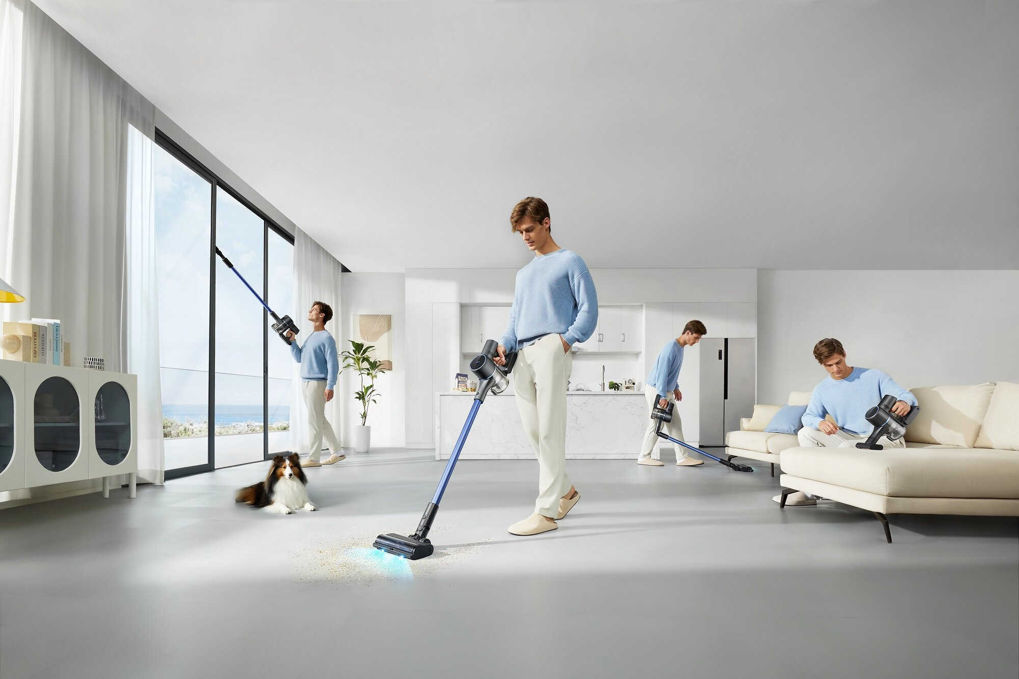 Mężczyzna odkurza nowoczesny salon z psem. Pokój ma duże okna i białą sofę. Pokazano również inne wersje.