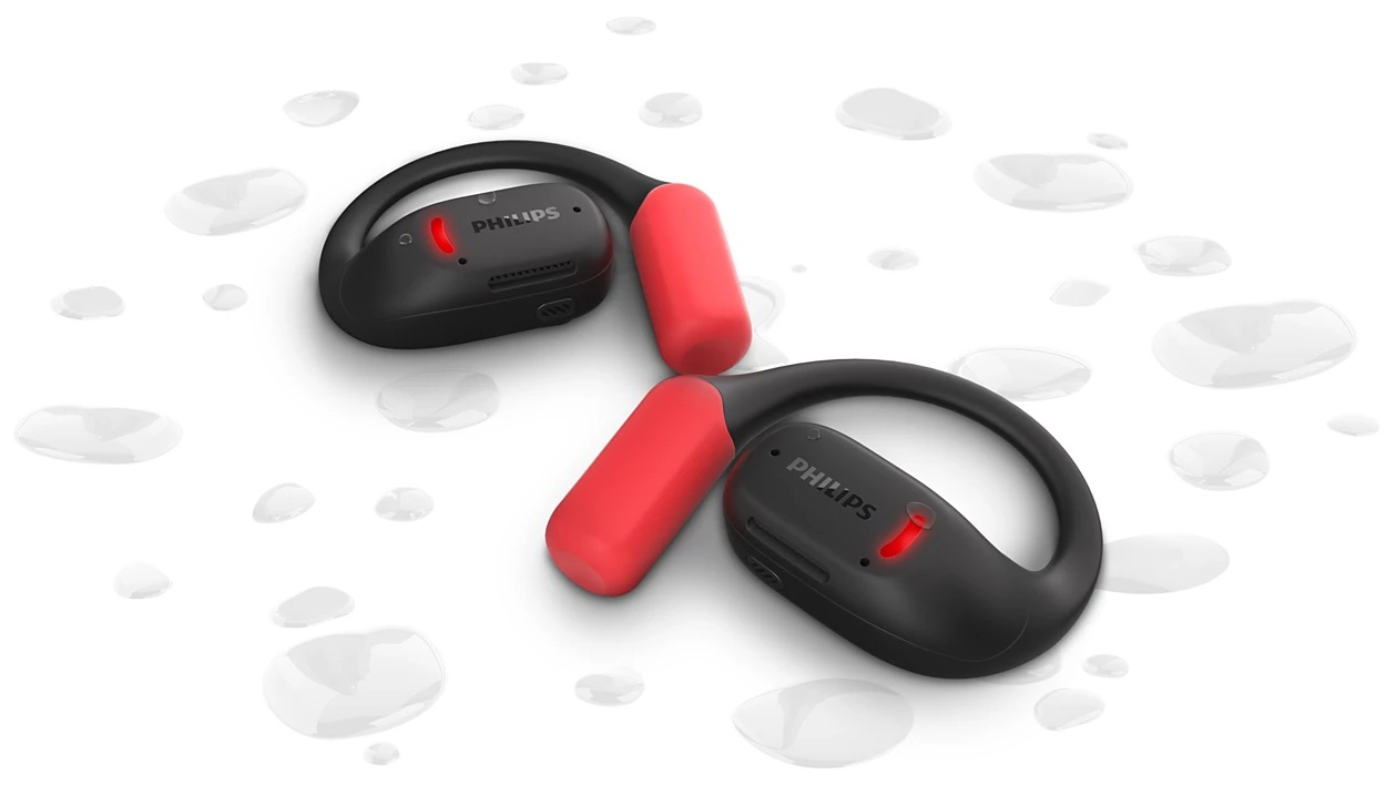 Dwa czarne i czerwone słuchawki Philips z kroplami wody na białym tle.