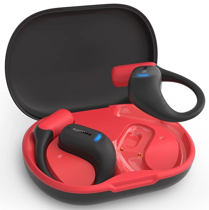 Czarne i czerwone słuchawki Philips w otwartym etui ładującym. Etui jest czarne z czerwonym wnętrzem. Słuchawki są czarne i czerwone.