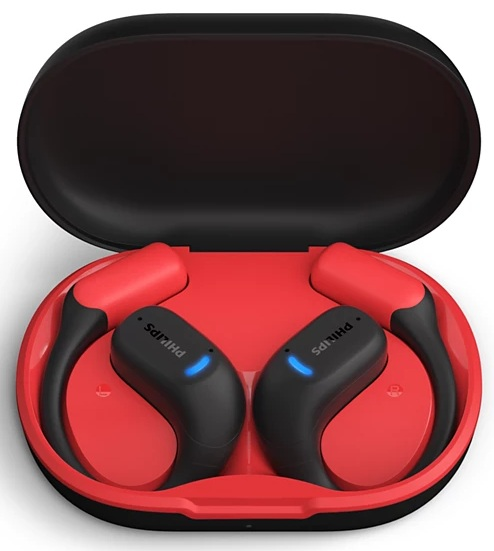 Czarne i czerwone słuchawki Philips w etui ładującym. Etui jest otwarte, pokazując słuchawki. Słuchawki mają niebieskie światła.