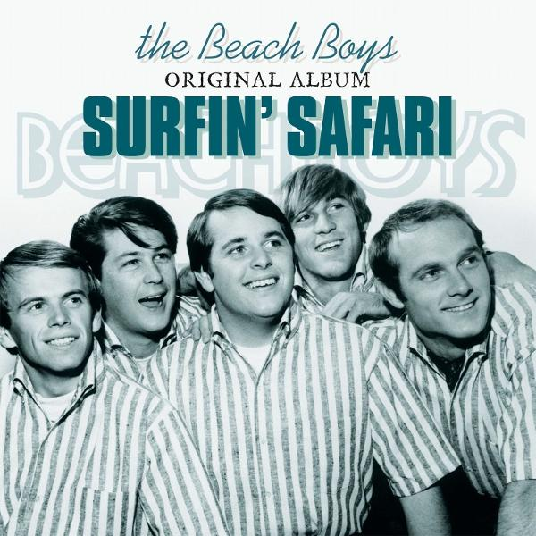 Albumcover für Surfin' Safari von The Beach Boys. Fünf Männer posieren lächelnd in gestreiften Hemden. Text: The Beach Boys, Surfin' Safari.