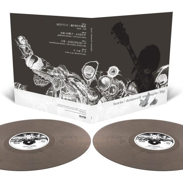 Albumcover mit dunklem Thema. Enthält eine Gitarre, anatomische Zeichnungen, japanischen Text und zwei Schallplatten.