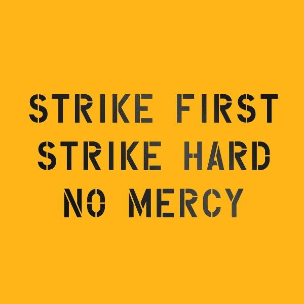 Gelber Hintergrund mit schwarzem Text: STRIKE FIRST, STRIKE HARD, NO MERCY.