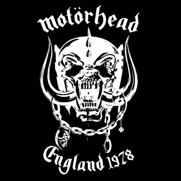 Motorhead-Logo. Ein weißer Totenkopf mit Hörnern, Kette und England 1978 auf schwarzem Hintergrund.