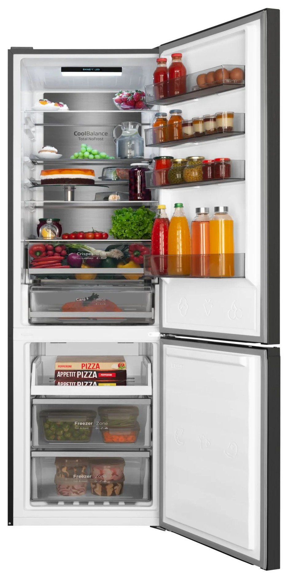 Otwarta lodówka wypełniona produktami spożywczymi: owoce, warzywa, słoiki, butelki i pudełka po pizzy. Widoczna część zamrażalnika.