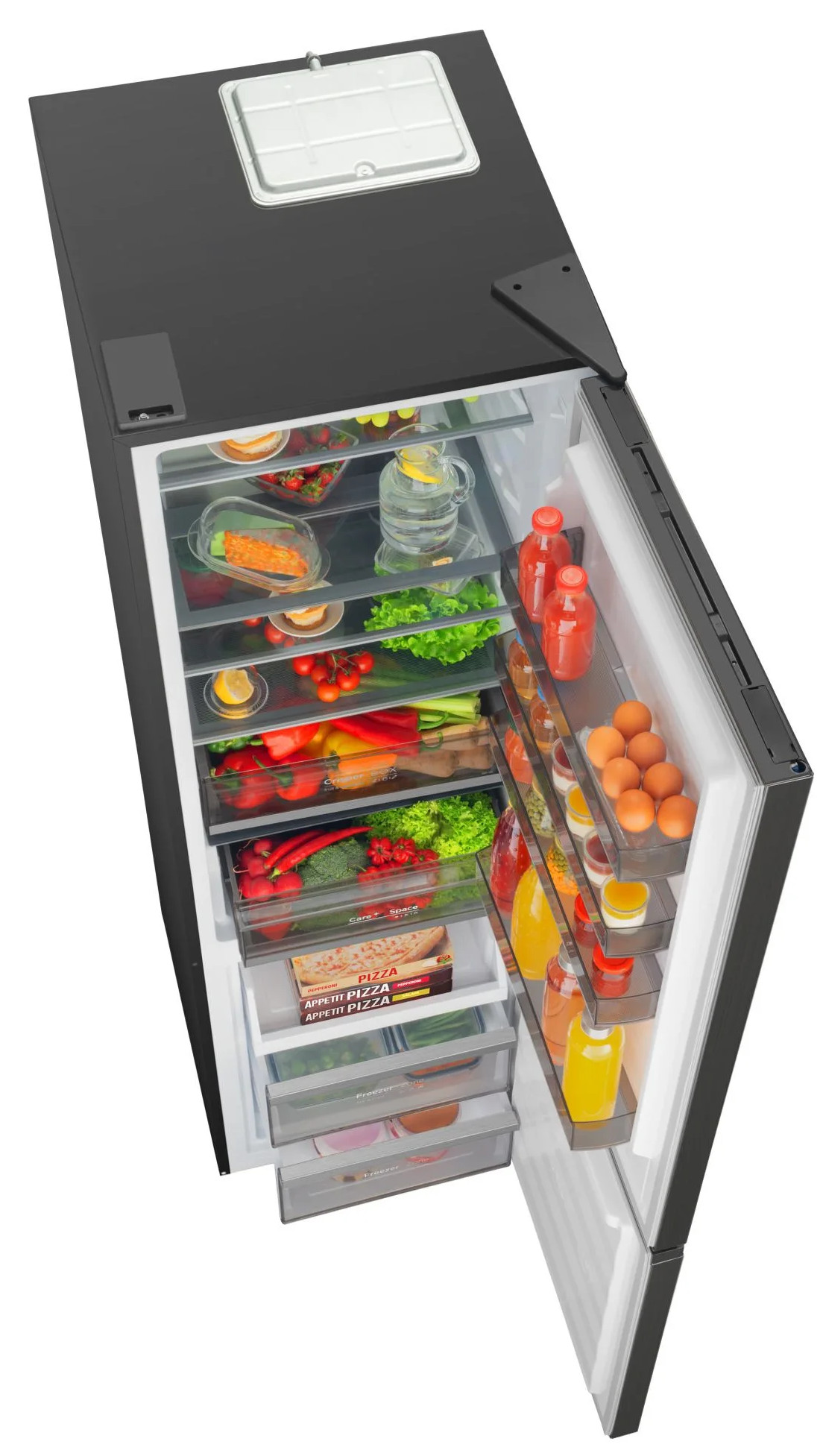 Otwarta lodówka wypełniona jedzeniem: warzywa, owoce, jajka, pizza i napoje. Czarny wygląd zewnętrzny, jasne wnętrze, otwarte drzwi.