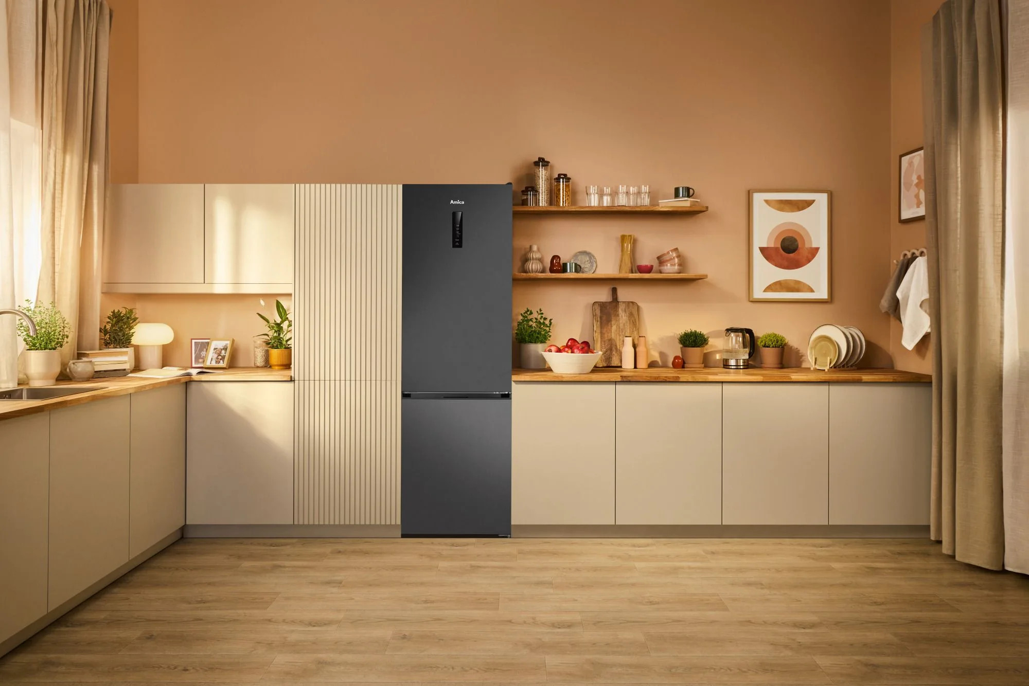 Nowoczesna kuchnia z czarną lodówką. Beżowe szafki, drewniane półki i jasna drewniana podłoga. Rośliny i przedmioty dekoracyjne.