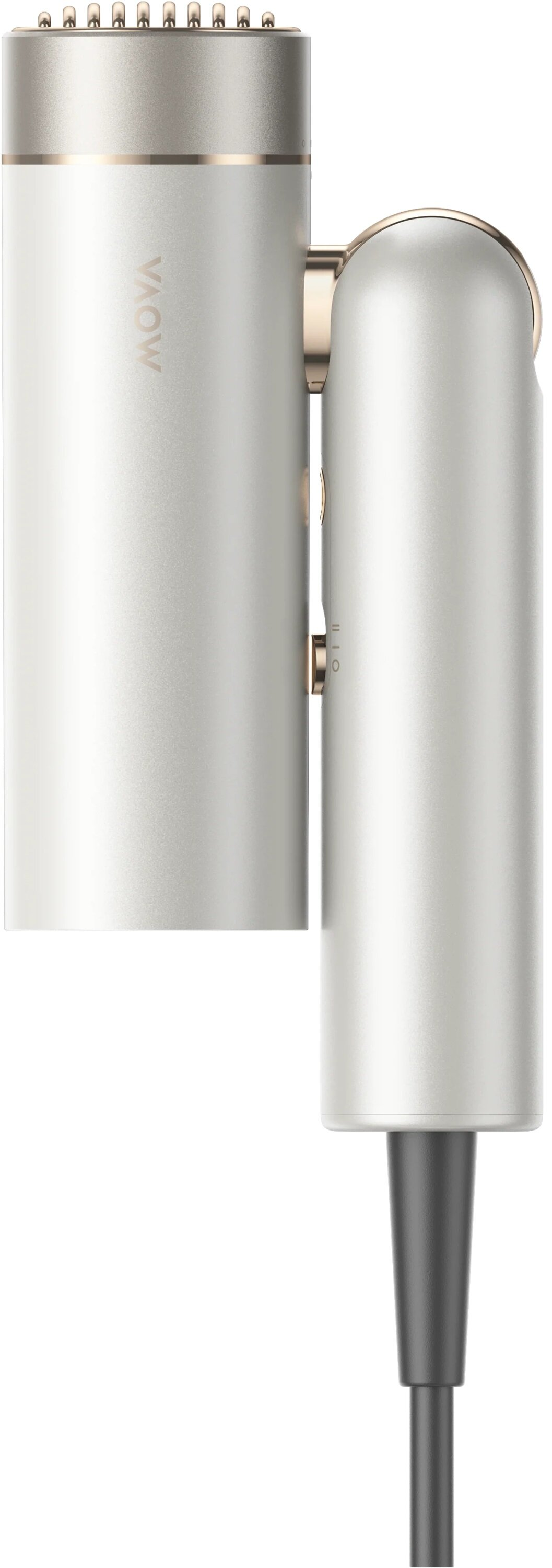 Srebrne i złote narzędzie do włosów z cylindrycznym korpusem. Ma główkę szczotki i czarny przewód zasilający.