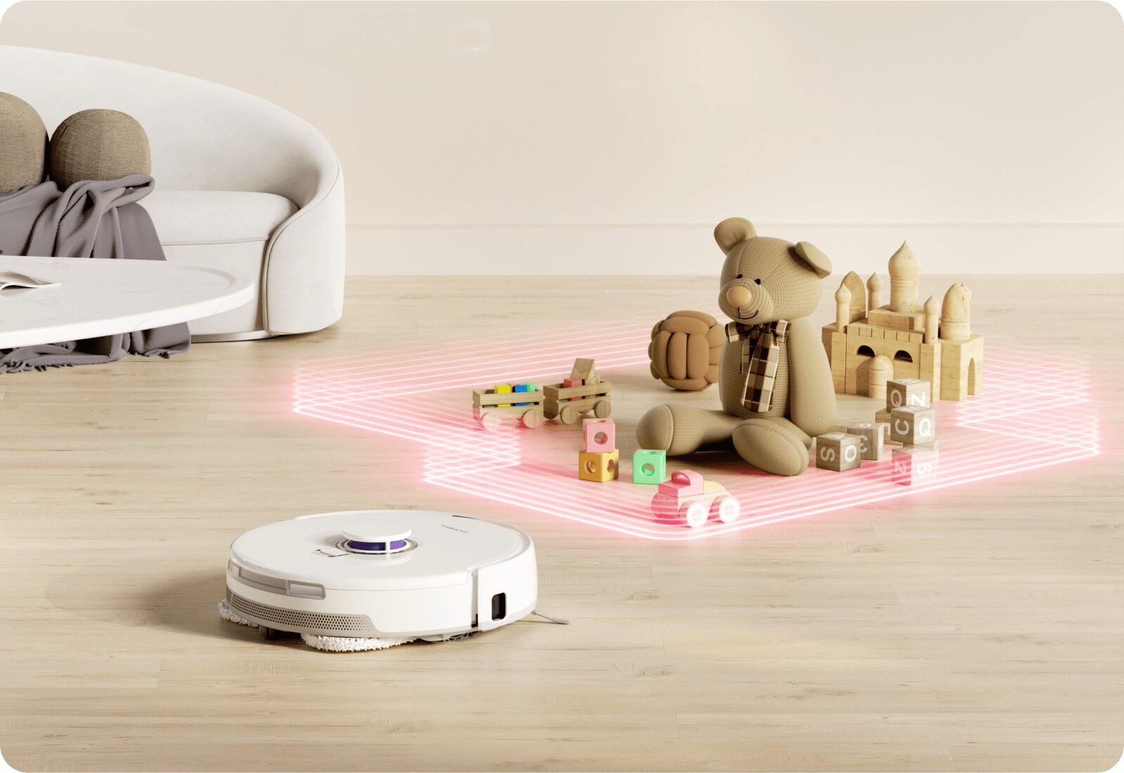 Biały robot odkurzacz czyści drewnianą podłogę. Zabawki są rozrzucone wokół misia. W tle kanapa i stół.