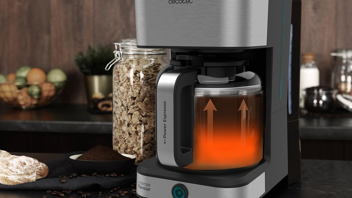 Ekspres do kawy ze szklanym dzbankiem. Strzałki wskazują proces parzenia. Słoik płatków i ziarna kawy.