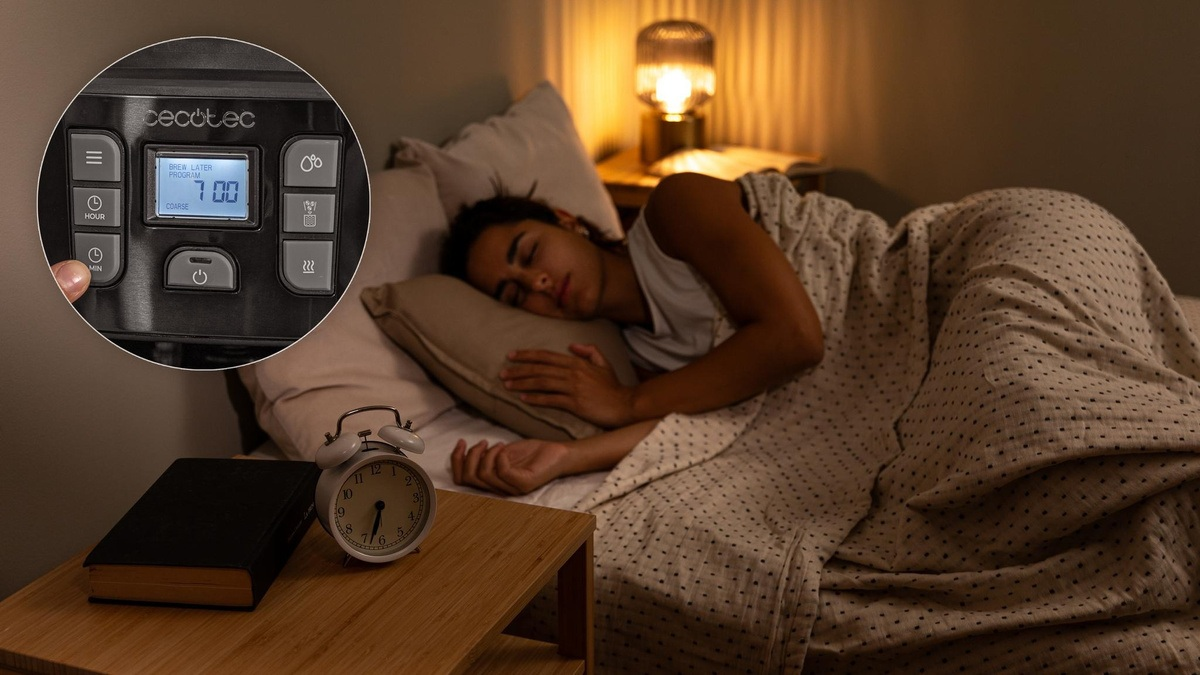 Kobieta śpi w łóżku obok stolika nocnego z zegarem i książką. Pokazano ekspres do kawy z timerem ustawionym na 7:00.
