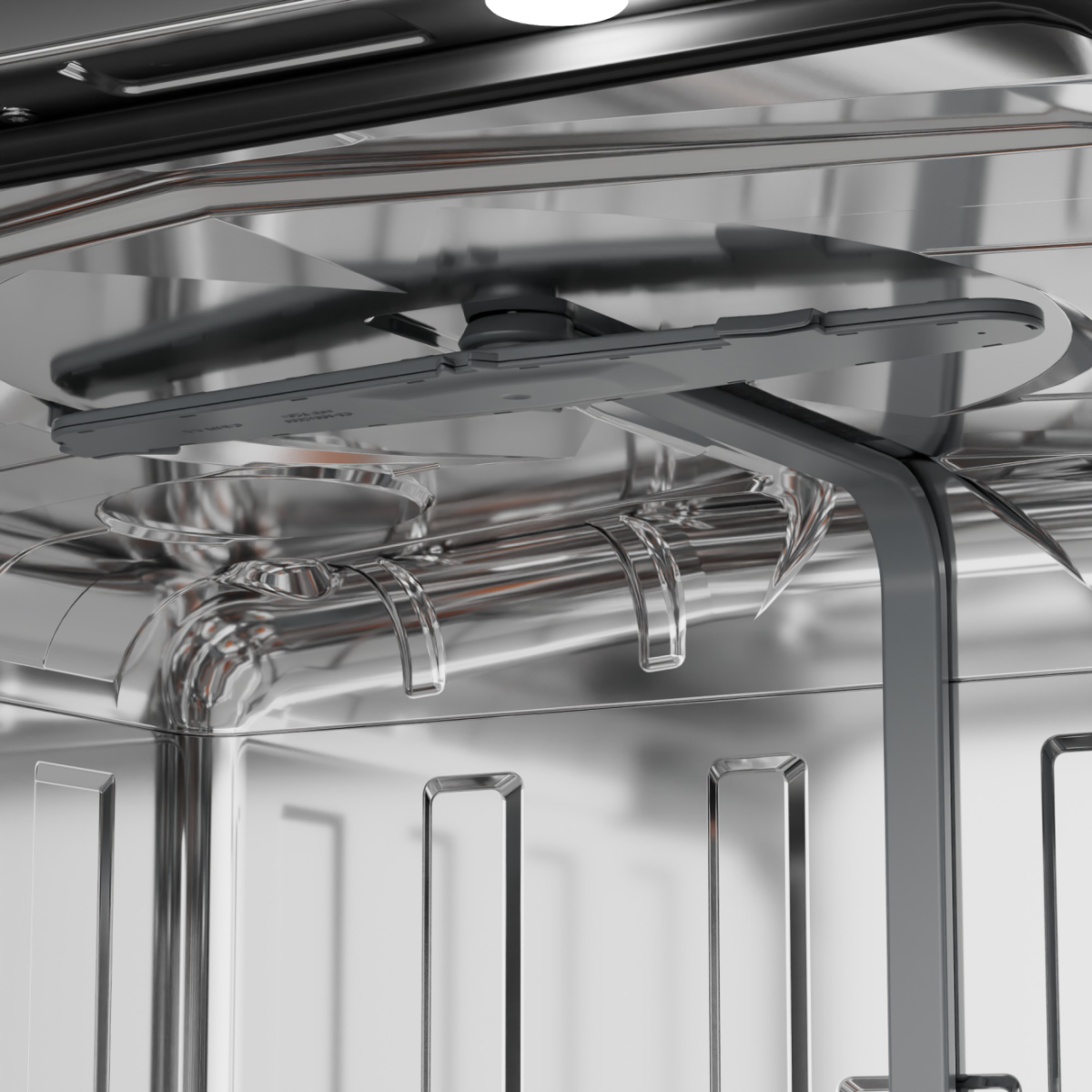 Wnętrze zmywarki. Widoczne srebrne metalowe elementy, w tym ramiona spryskujące i stojaki. Wnętrze jest jasne i odbijające światło.