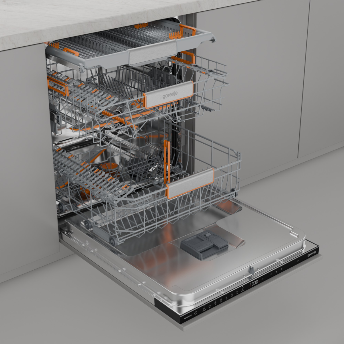 Zmywarka z otwartymi drzwiami. Wnętrze ma wiele półek z pomarańczowymi akcentami. Widoczna jest marka Gorenje.