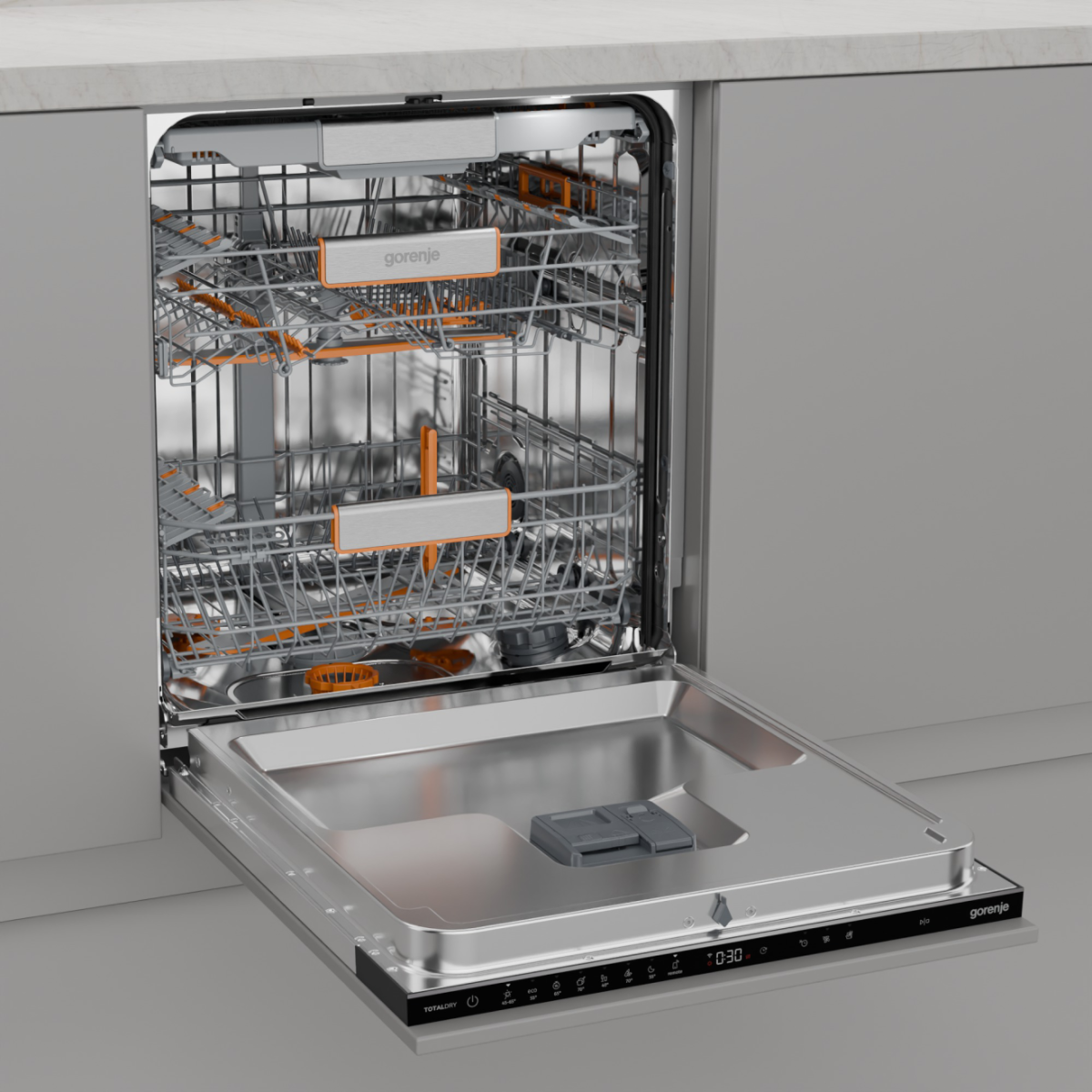 Otwarta zmywarka z pomarańczowymi i szarymi koszami. Drzwi są otwarte. Panel sterowania pokazuje '0:30' i różne ikony. Marka to 'Gorenje'.