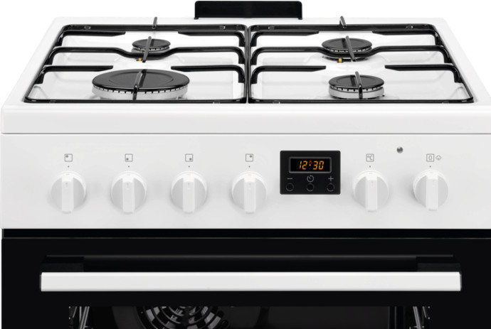 Biała kuchenka z czarnym palnikiem. Widoczne pokrętła i zegar cyfrowy. Drzwi piekarnika czarne. Cztery palniki.