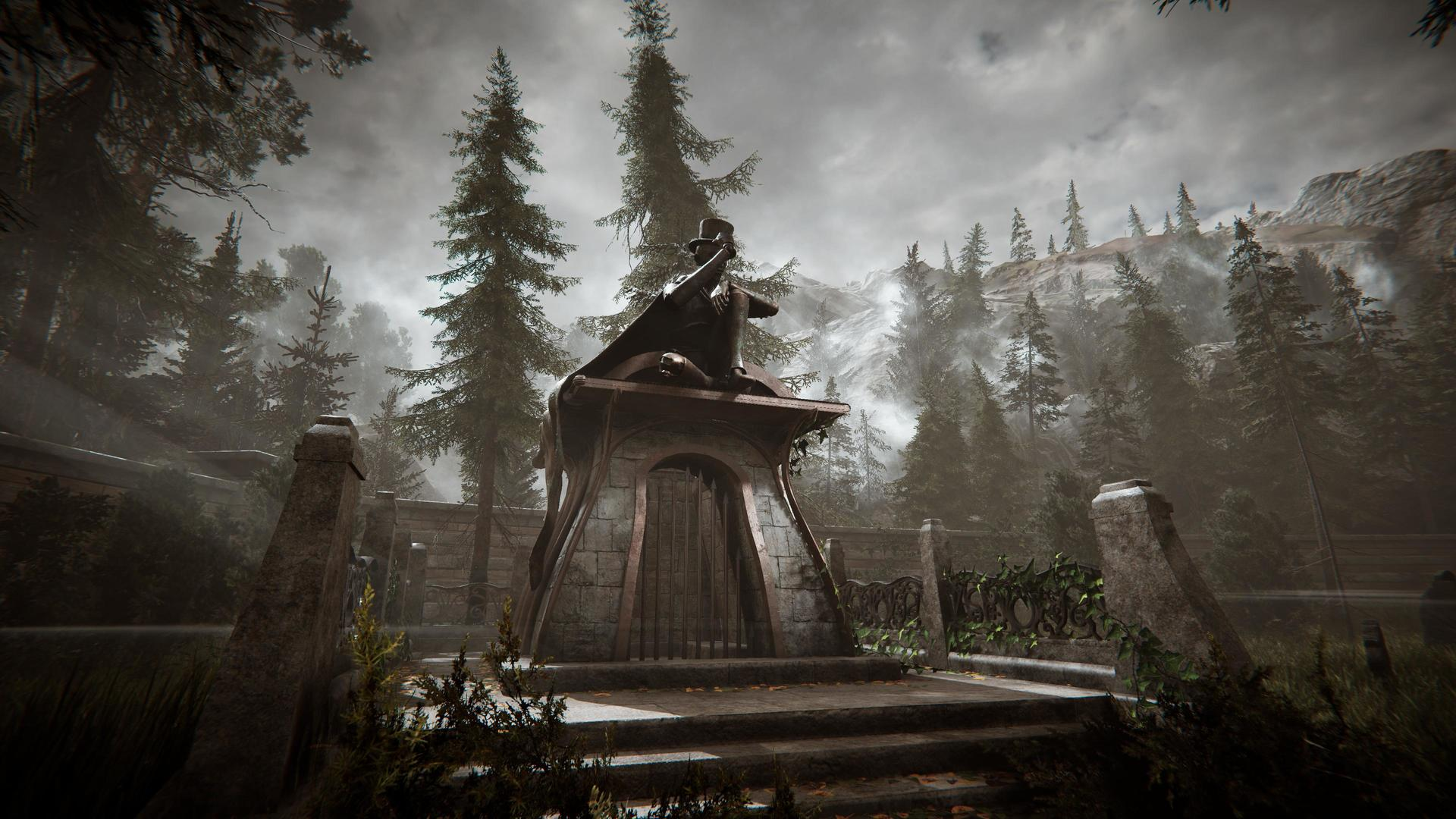 Eine Statue einer Person mit Hut sitzt auf einem Steingebäude in einem Wald. Berge sind im Hintergrund. Über dem Kopf ist es bewölkt.