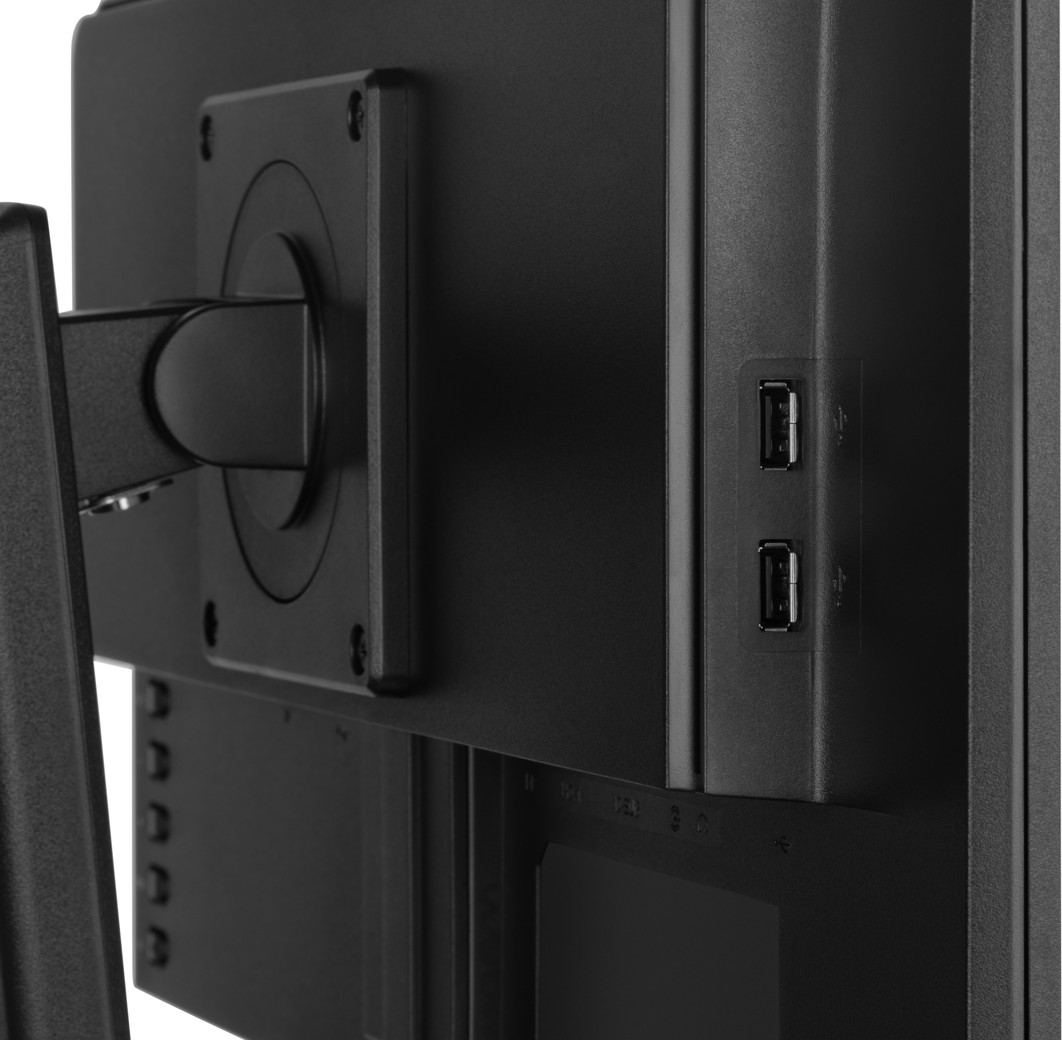 Nahaufnahme der Rückseite eines schwarzen Computermonitors. USB-Anschlüsse sind seitlich sichtbar. Halterung und Ständer sind ebenfalls zu sehen.