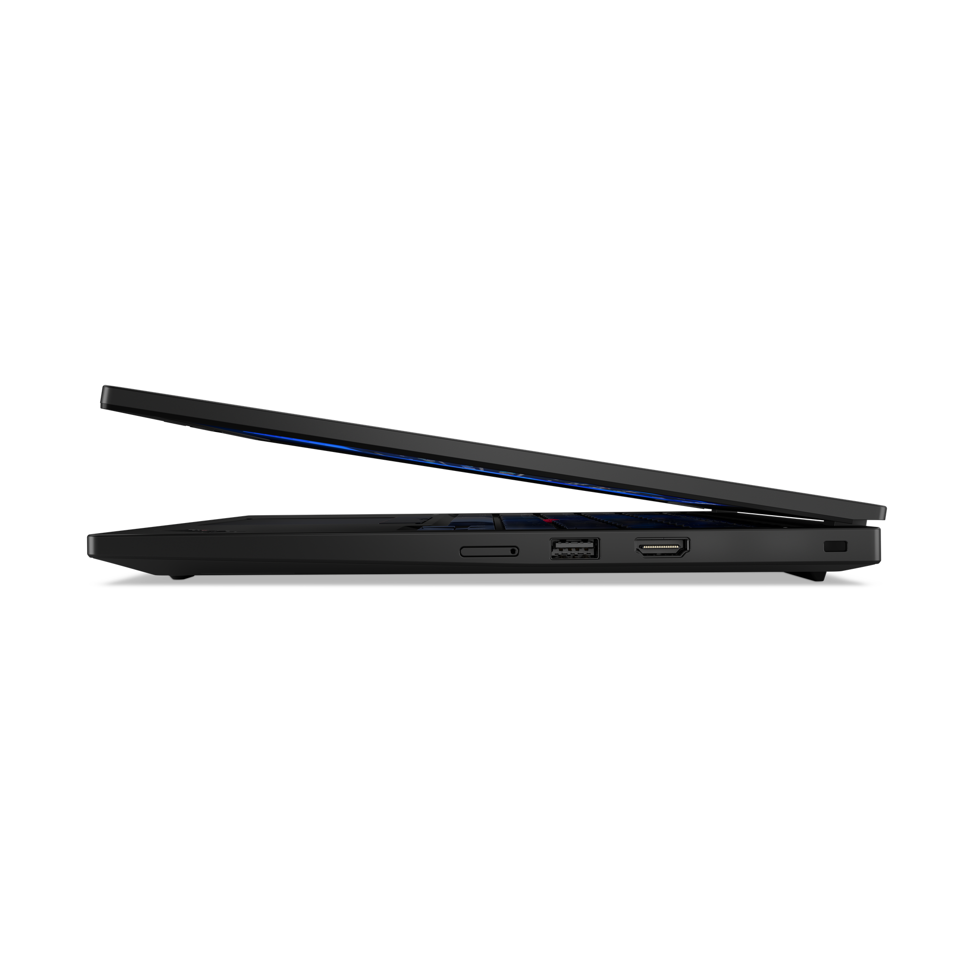 Seitenansicht eines schwarzen Laptops, teilweise geöffnet. Anschlüsse an der Seite sichtbar. Blaues Licht leuchtet.