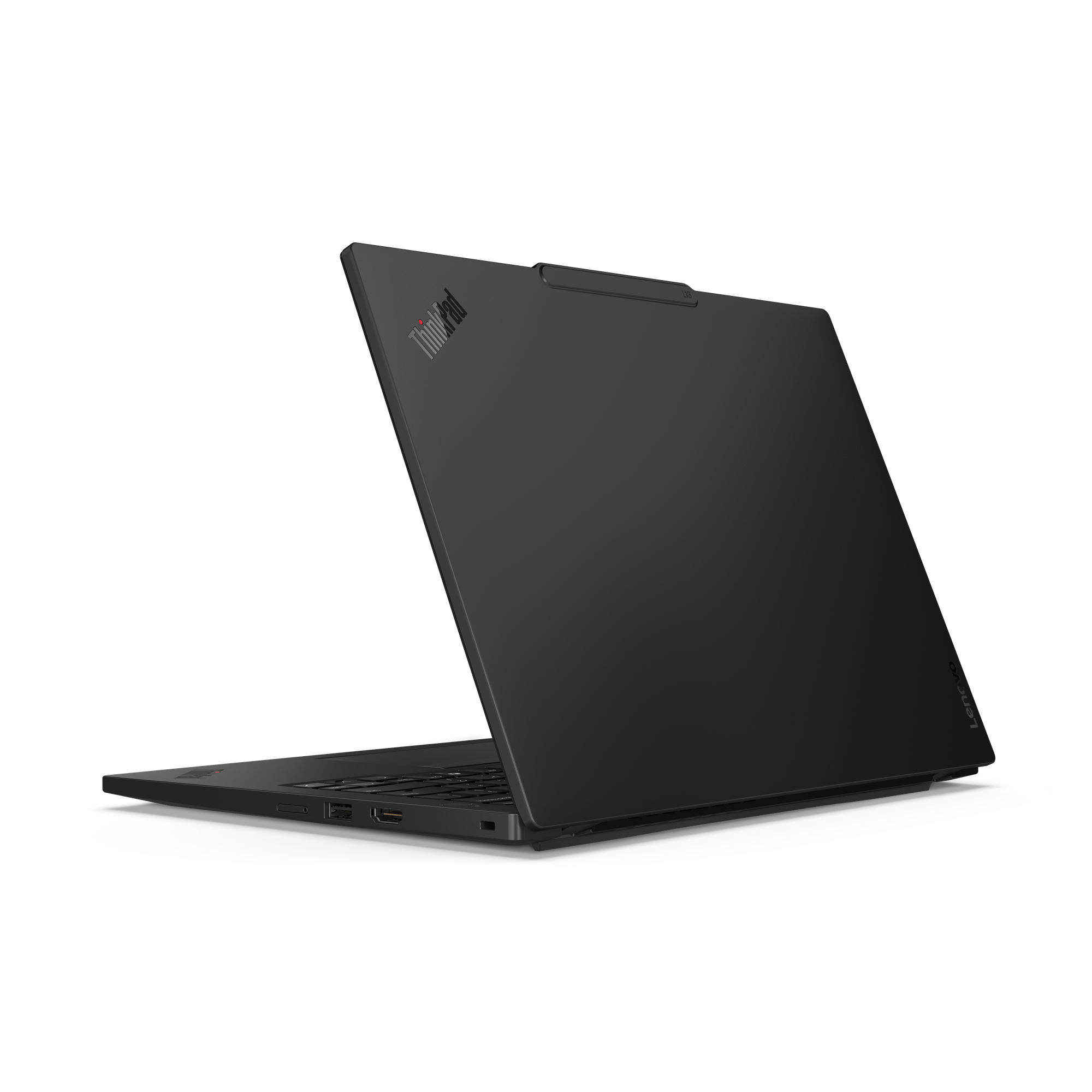 Ein schwarzer Lenovo ThinkPad Laptop ist geöffnet. Das ThinkPad-Logo ist auf dem Deckel sichtbar. Tastatur und Anschlüsse sind sichtbar.