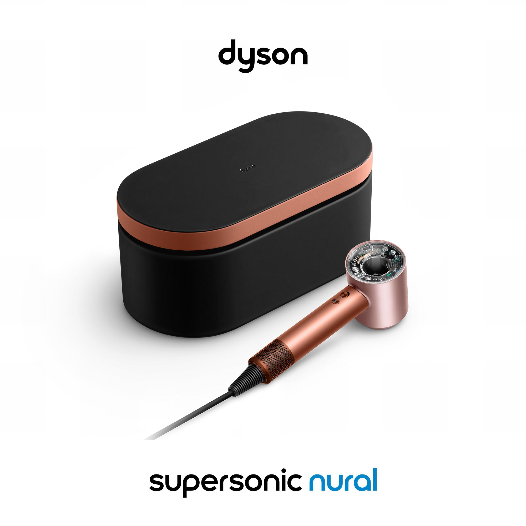 Dyson-Haartrockner und -Etui. Der Fön ist kupferfarben und schwarz und liegt neben einem schwarzen Etui mit kupferfarbenem Besatz auf Weiß.
