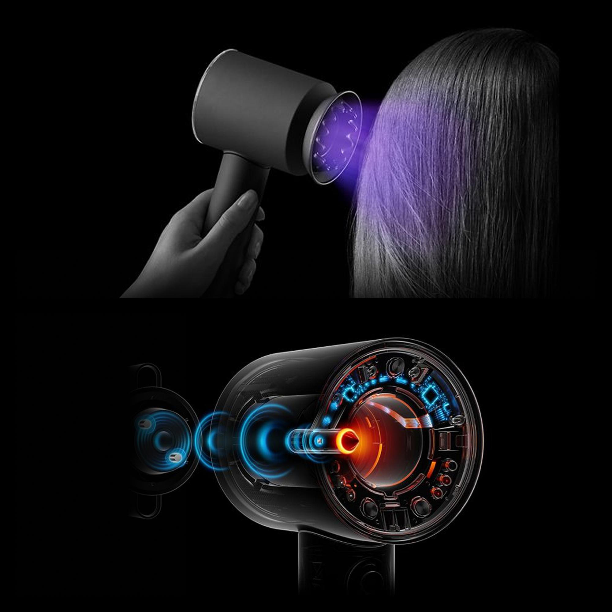Ein schwarzer Haartrockner wird auf das Haar gerichtet und sendet violettes Licht aus. Ein Querschnitt des Trockners zeigt beleuchtete Innenteile.