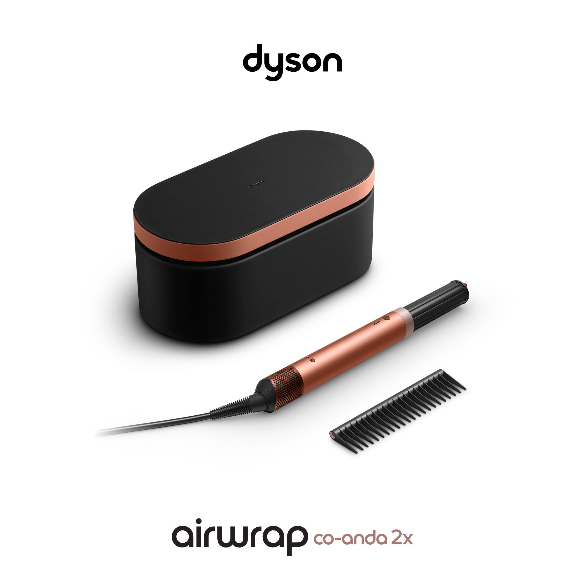 Dyson Airwrap-Set auf Weiß. Enthält schwarzes Etui, Styling-Zauberstab und Kamm. Kupferakzente. Dyson-Logo oben.
