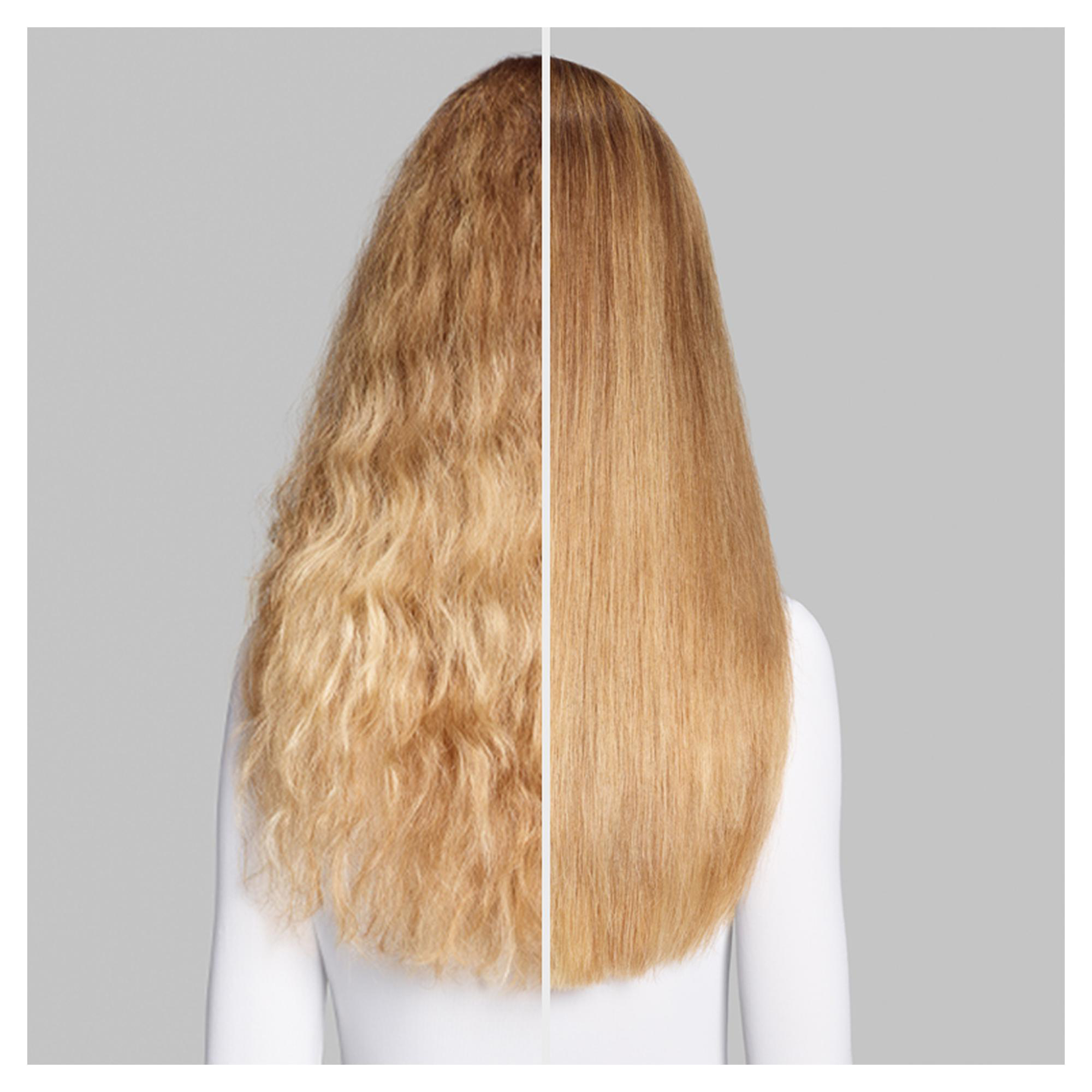 Geteiltes Bild zeigt lockiges Haar links, glattes Haar rechts. Beide sind blond, über einem weißen Hemd, vor grauem Hintergrund.