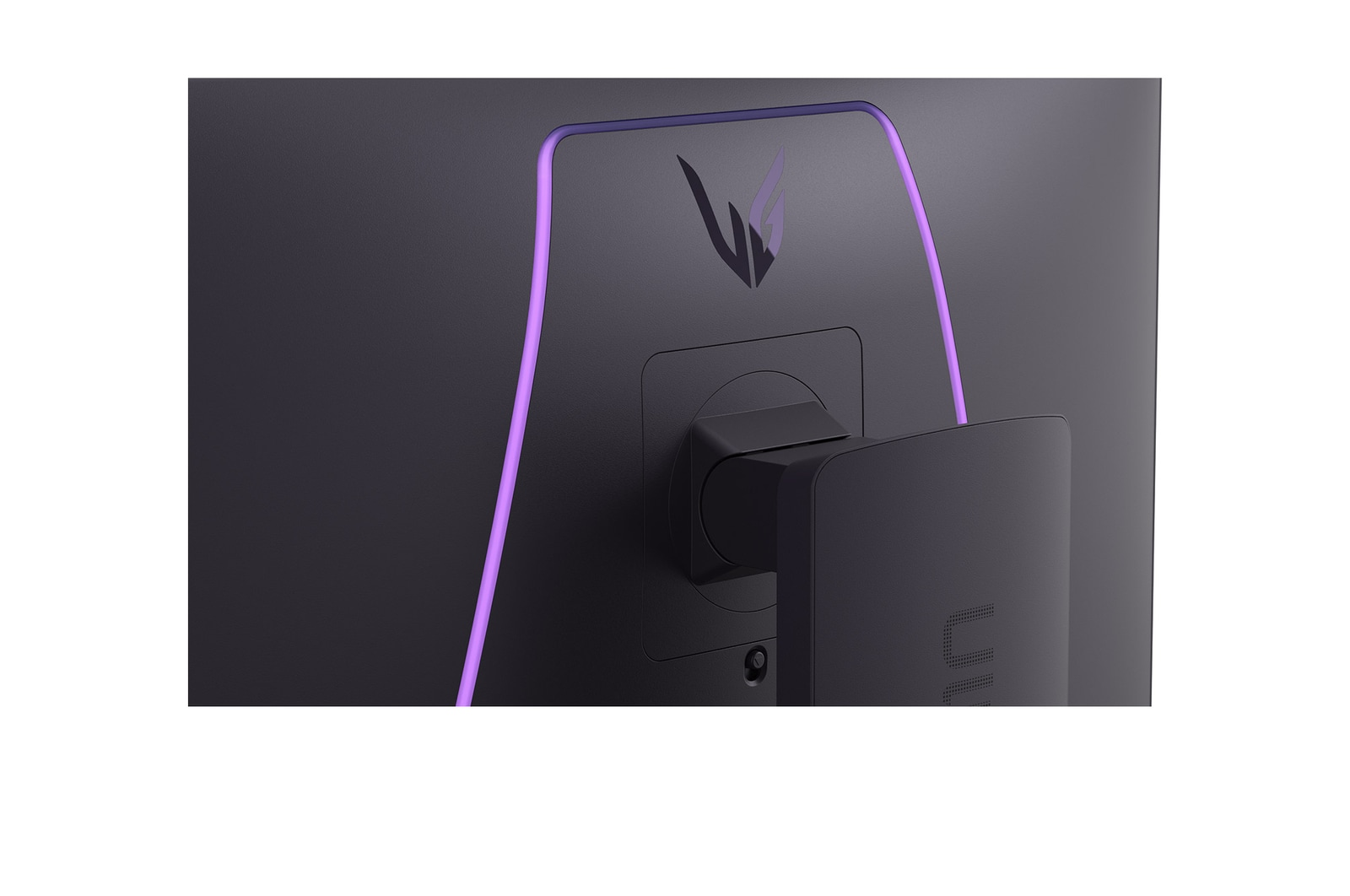 Nahaufnahme der Rückseite eines schwarzen Computermonitors. Es hat einen lila Lichtstreifen und ein Logo. Der Ständer ist unten befestigt.