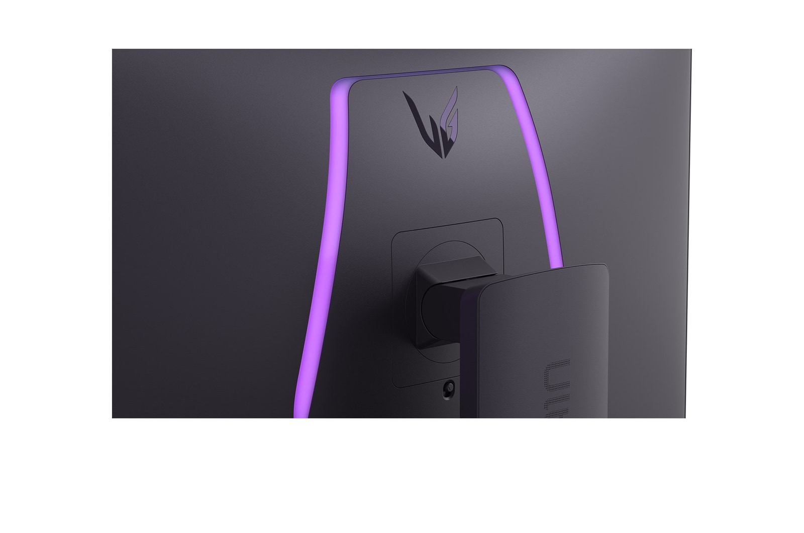 Zbliżenie tyłu ciemnego monitora z świecącym fioletowym paskiem świetlnym. Monitor ma logo i mocowanie do stojaka.