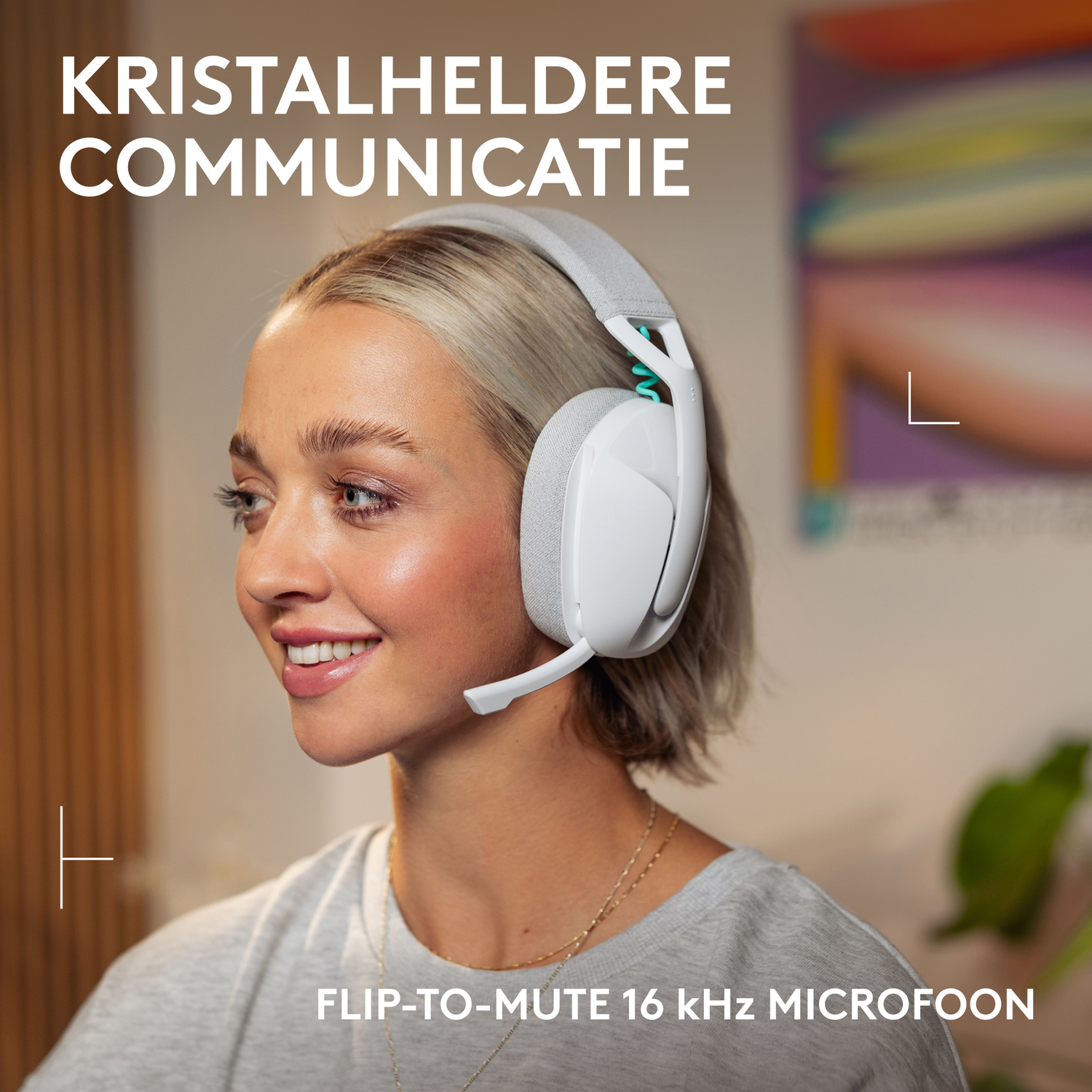 Een vrouw met een witte headset en microfoon glimlacht. Tekst: 'Kristalheldere communicatie' en 'Flip-to-mute 16 kHz microfoon'.