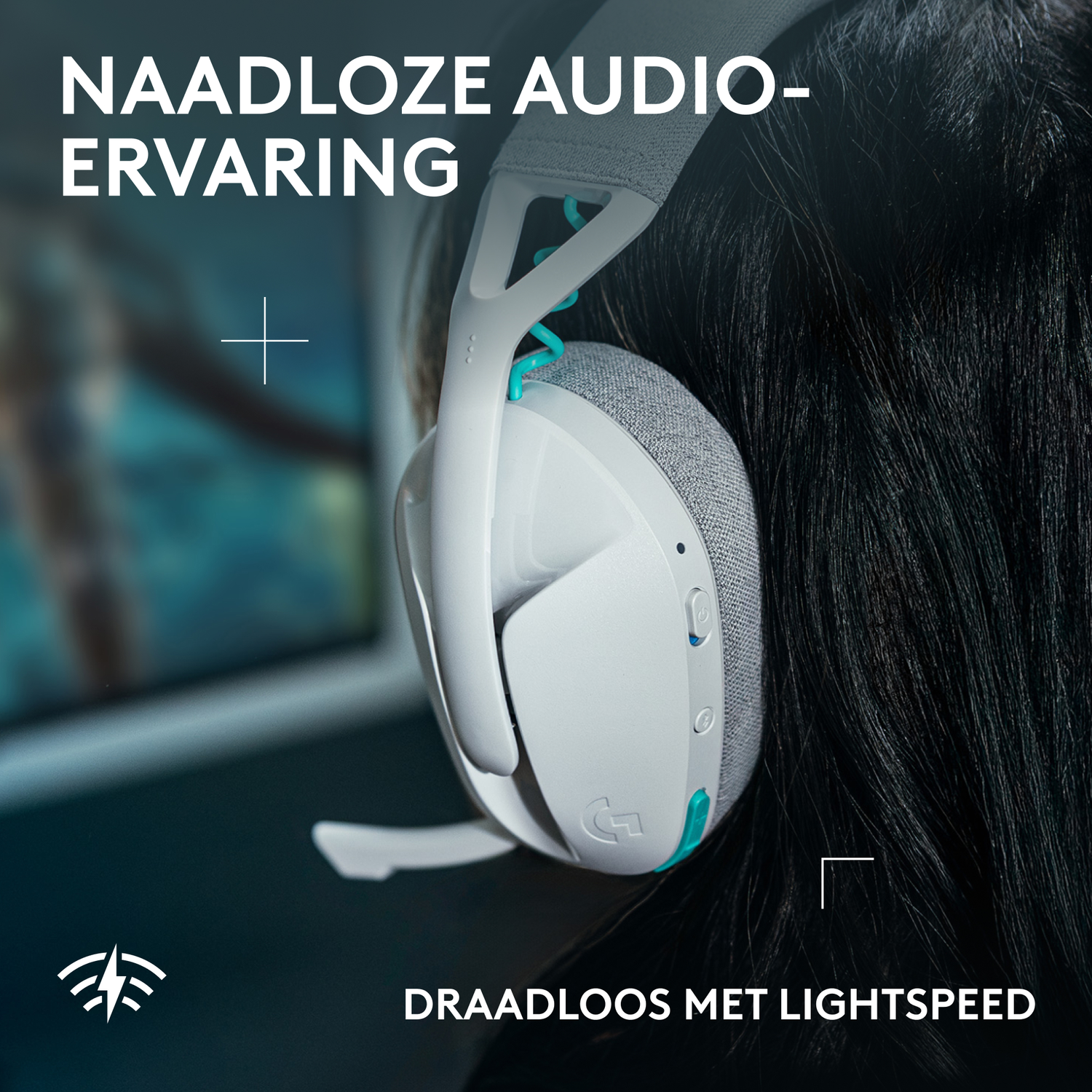 Witte en grijze draadloze headset op het hoofd van een persoon. Tekst: Naadloze audio-ervaring, Draadloos met Lightspeed.