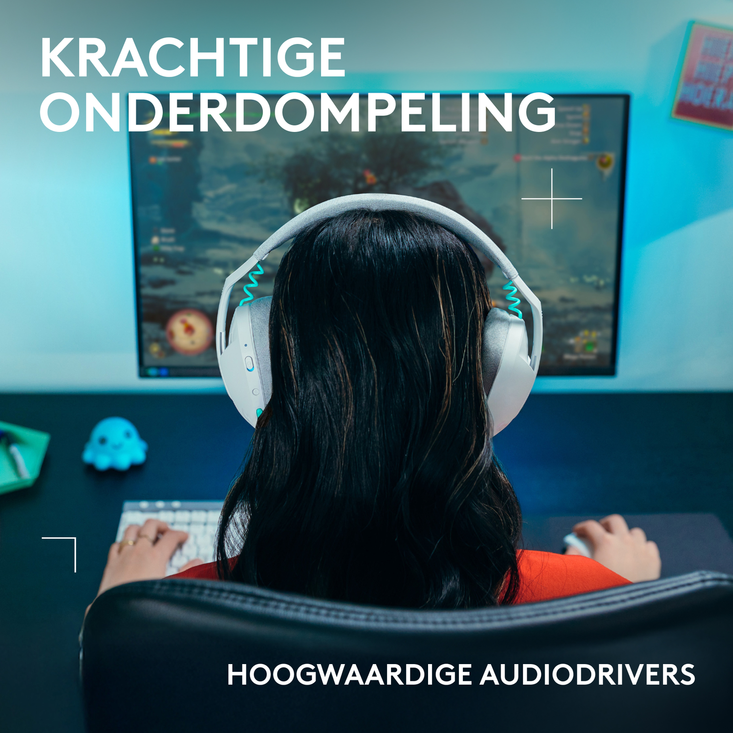 Persoon met koptelefoon zit aan een bureau en speelt een spel op een monitor. Tekst zegt krachtige onderdompeling en hoogwaardige audiodrivers.