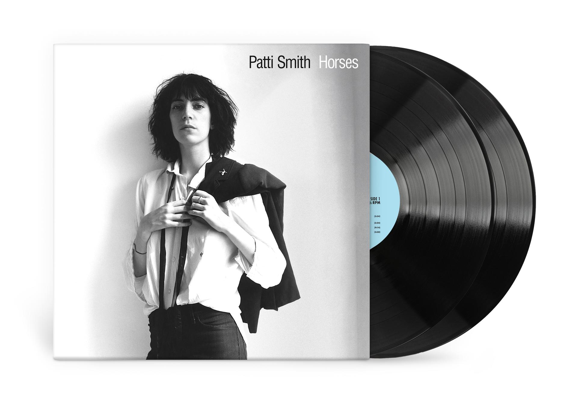 Patti Smith auf dem Albumcover 'Horses'. Sie trägt ein weißes Hemd und eine schwarze Jacke und hält die Jacke. Schallplatten rechts.