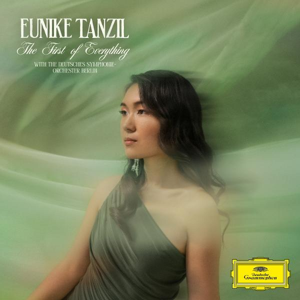 Eunike Tanzil album borítója. Nő szürke ruhában zöld háttér előtt. A szöveg tartalmazza az album címét és a Deutsche Grammophon logót.