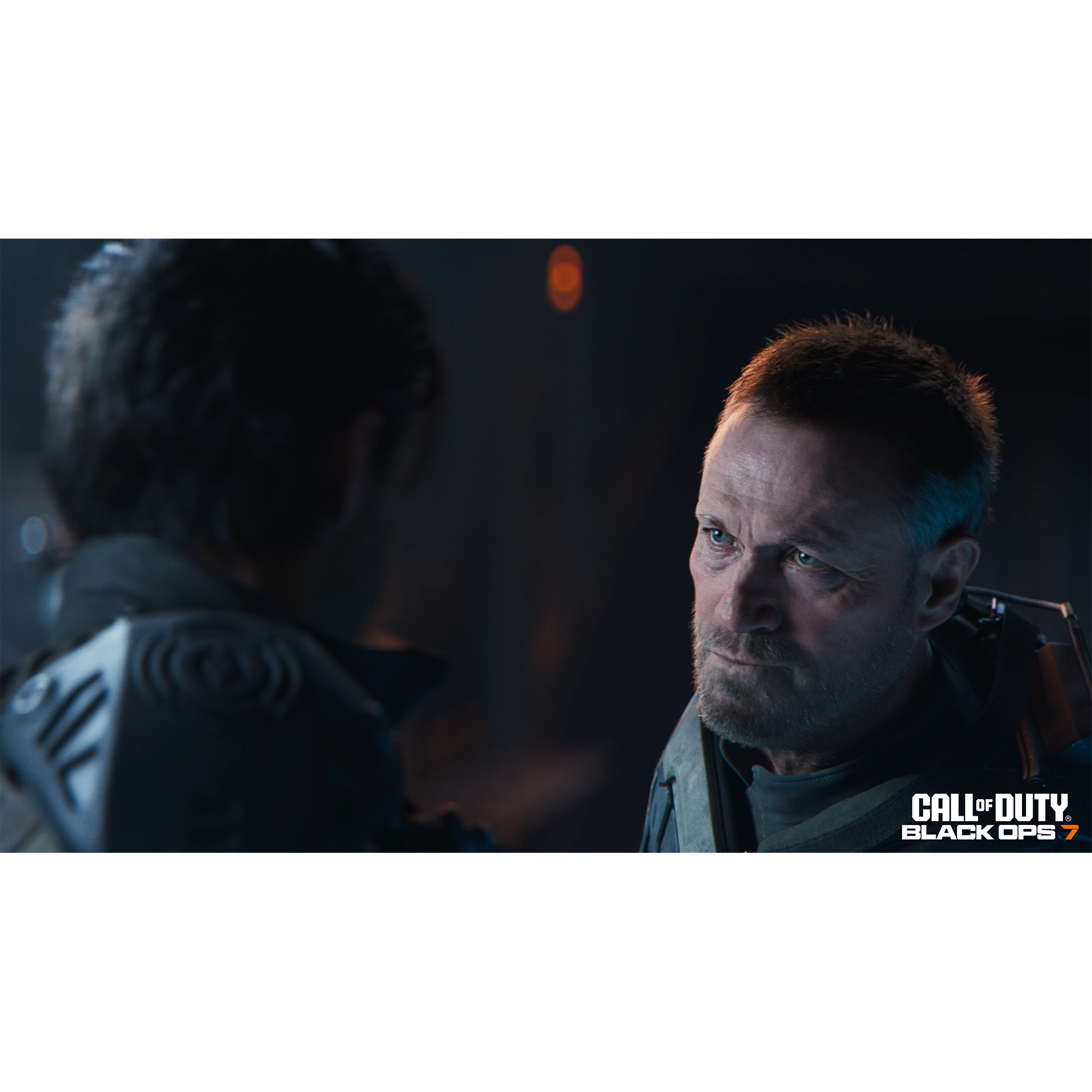 Dos hombres se enfrentan en un entorno oscuro. Un hombre tiene una expresión seria. El logo de Call of Duty: Black Ops 7 es visible.