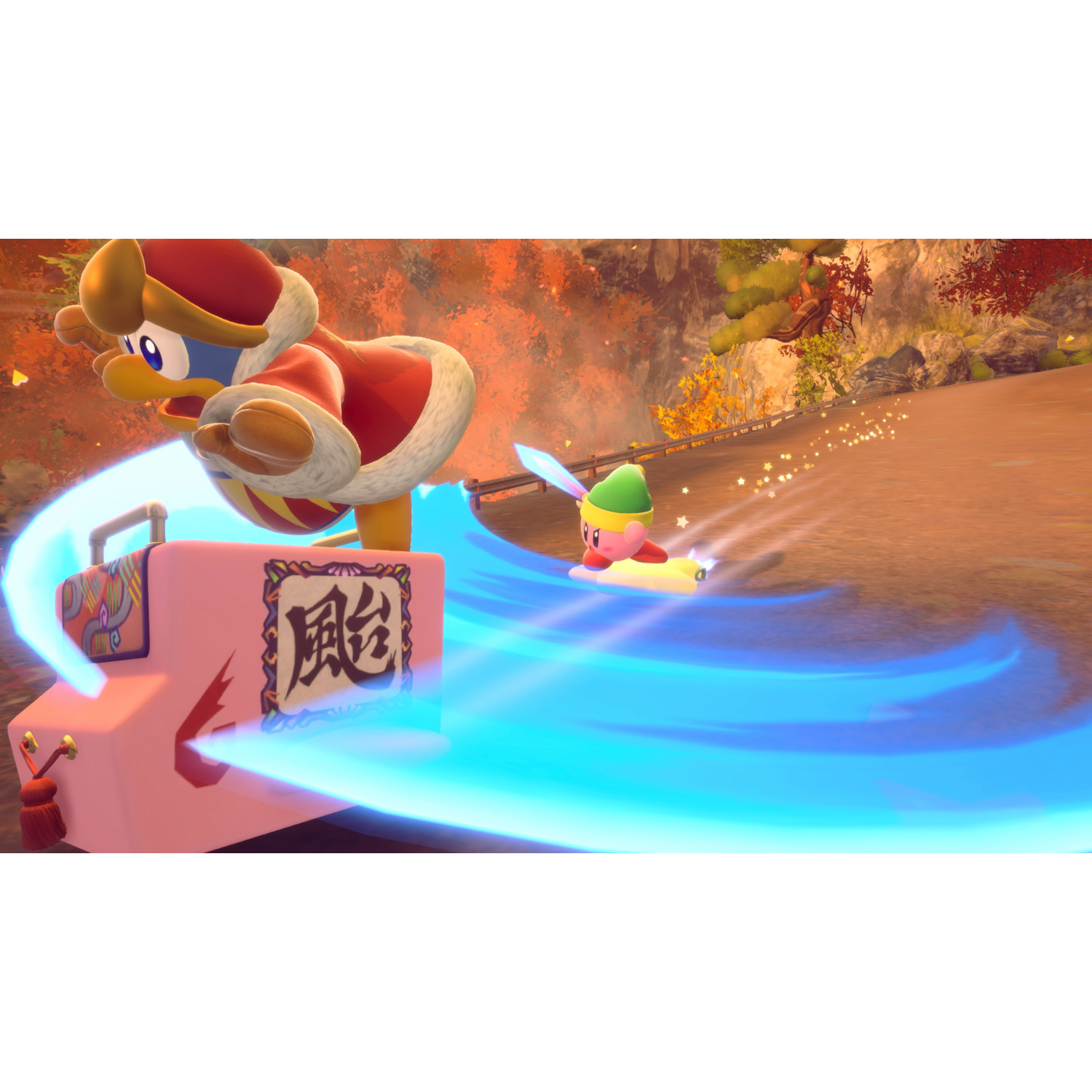 Koning Dedede en Kirby racen. Koning Dedede staat vooraan, Kirby achteraan op een gele raceauto met blauwe sporen op een weg.