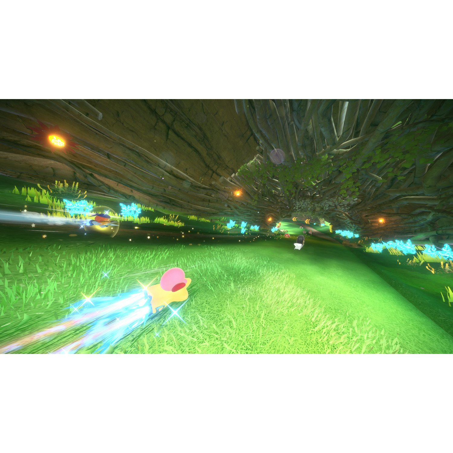 Een geel personage met roze oren racet over groen gras. De achtergrond toont een tunnel met gloeiende lichten en planten.