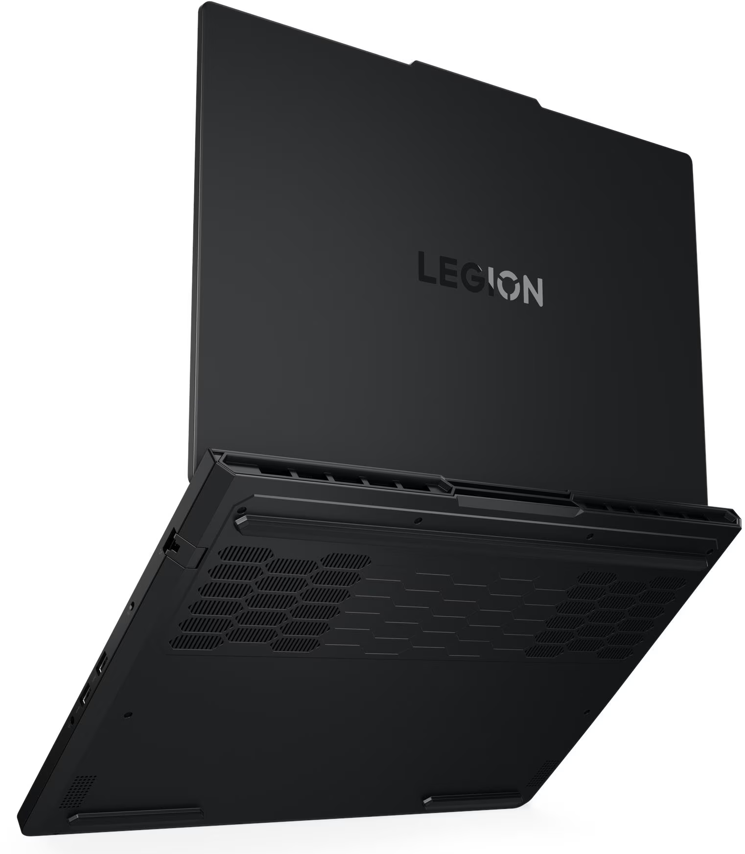 Egy fekete laptop, a fedélen a 'LEGION' felirattal. A laptop szögben van, látszik az alja a szellőzőnyílásokkal.