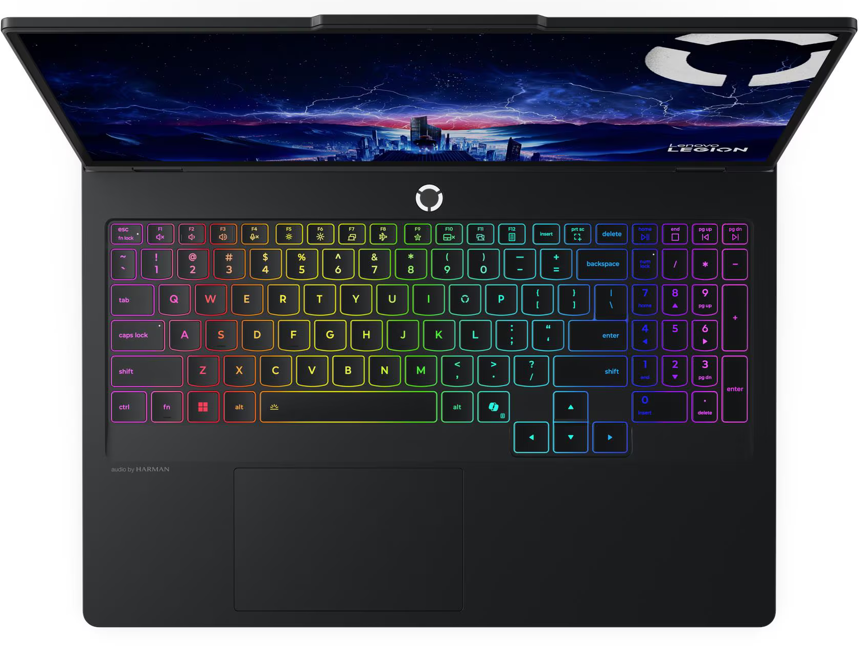 Fekete laptop, nyitva, színes billentyűzettel. A képernyő éjszakai városképet jelenít meg a Lenovo Legion logóval.