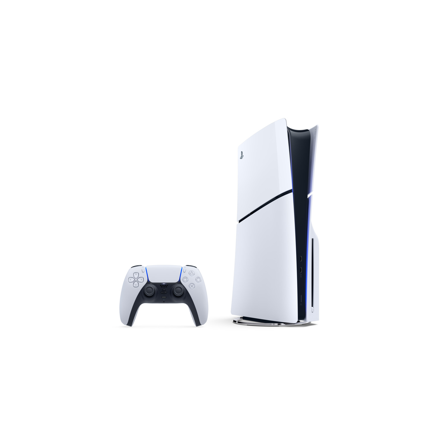 Une console PlayStation 5 blanche et une manette sur fond blanc. La console est verticale et la manette est devant.