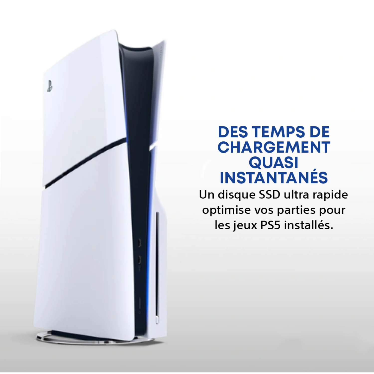 Une console PlayStation 5 blanche et noire sur une surface blanche. Texte bleu : « Temps de chargement instantanés ». Inclut une description.