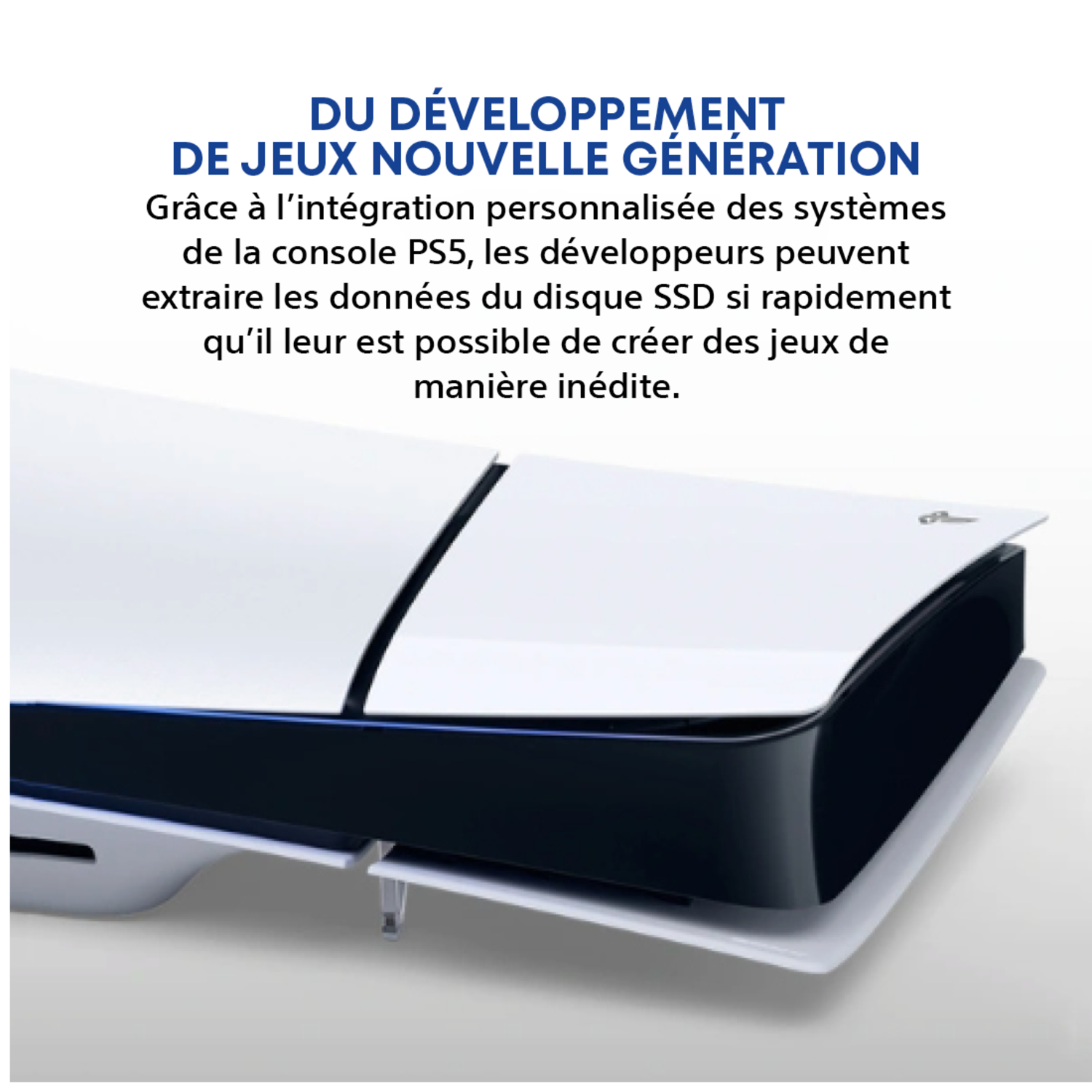 Gros plan d'une console PS5. Design blanc et noir. Le texte en haut annonce une nouvelle génération de jeux.