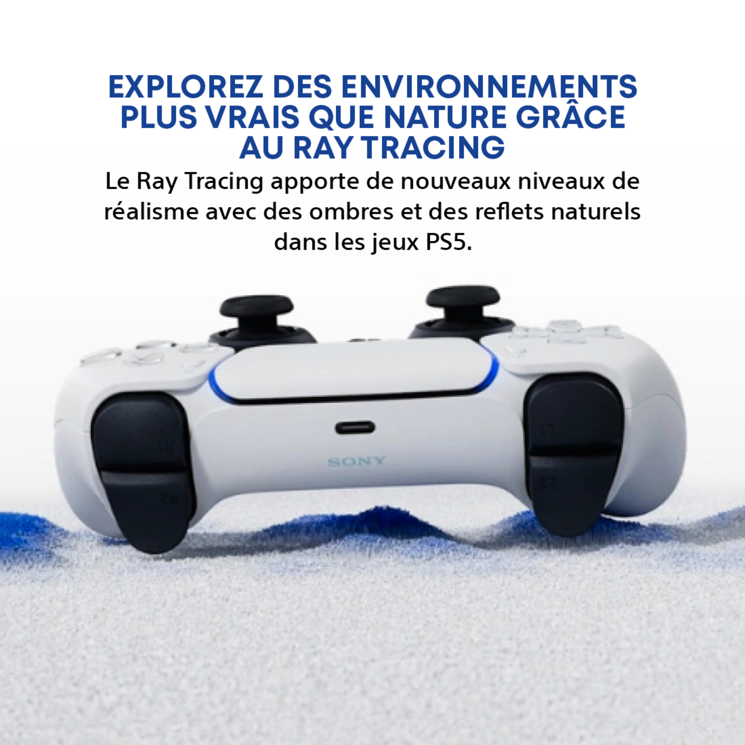 Une manette blanche PlayStation 5 sur une surface blanche avec des accents bleus. Le texte promeut la technologie ray tracing.