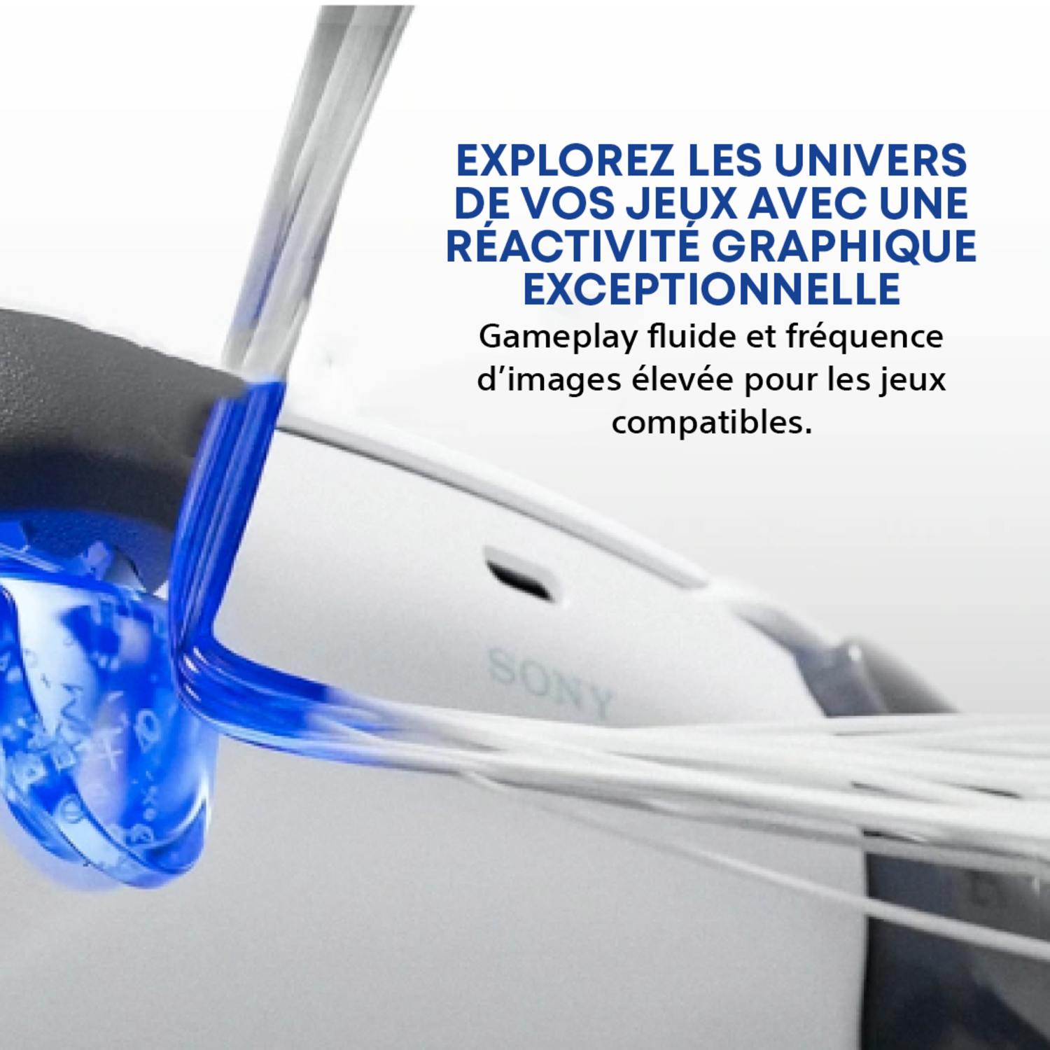 Une manette PlayStation blanche avec des accents de lumière bleue. Texte superposé : 'Explorez vos univers de jeu'.