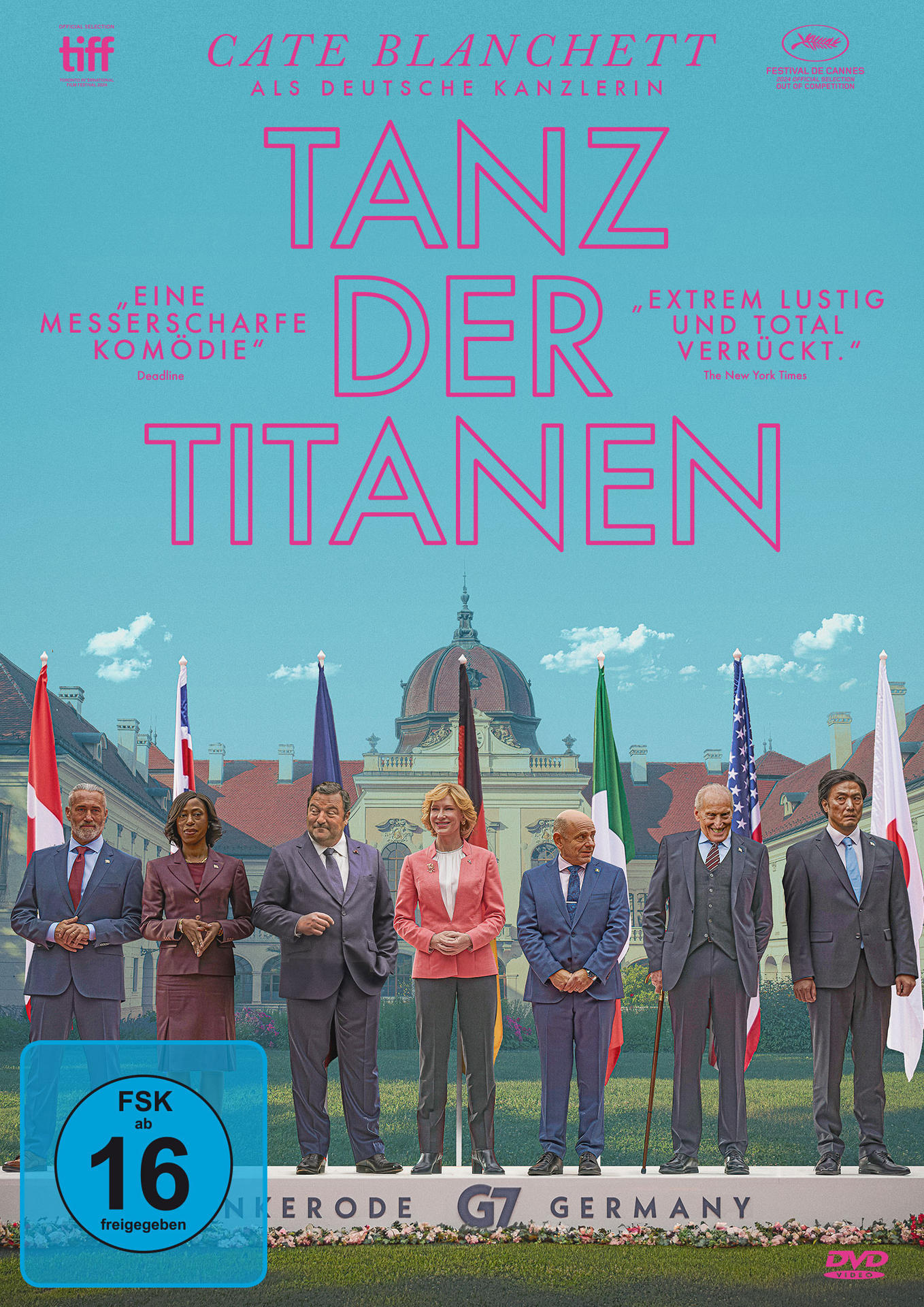 Filmplakat mit dem Text 'Tanz Der Titanen' und Cate Blanchett. Gruppe von Leuten, die vor Fahnen und einem Gebäude stehen.